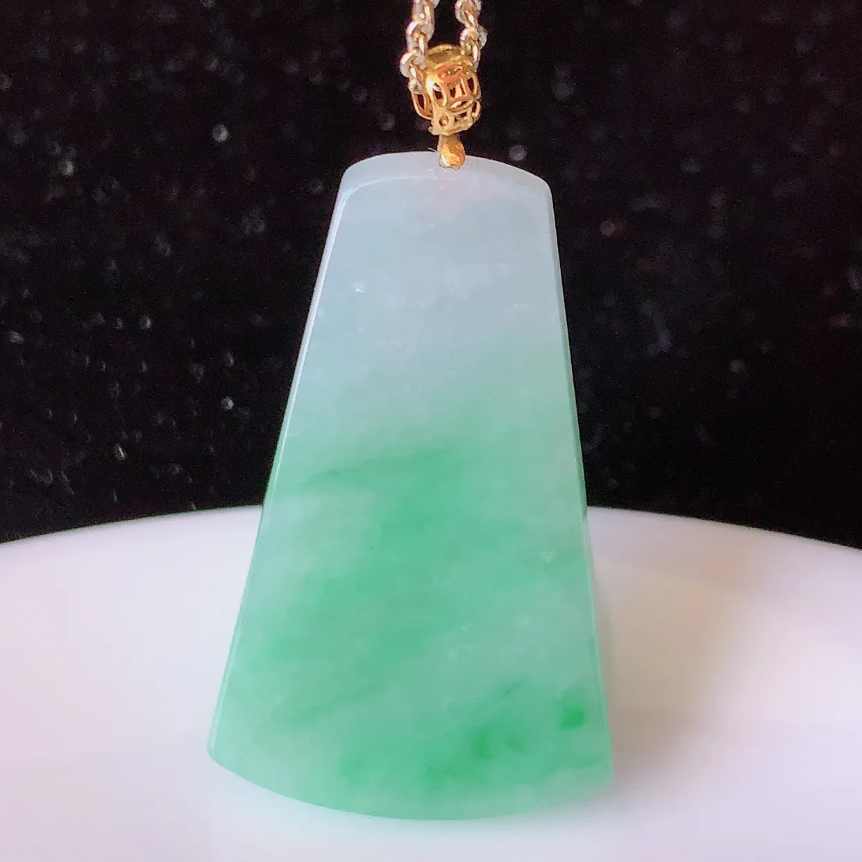 18K金镶嵌冰润飘绿翡翠平安无事牌吊坠，平平安安，无事牌翠色灵动， 佩戴平安时尚！#41.15