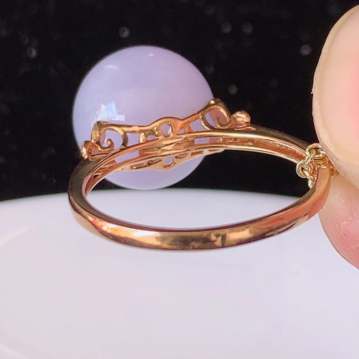 自然光实拍 18K金精工镶嵌紫罗兰翡翠圆珠戒指，玉质细腻，翡翠色泽均匀，艳丽饱满，款式高贵大气，上手亮眼，#83.15戒指整体30-17-12.8裸石11.8