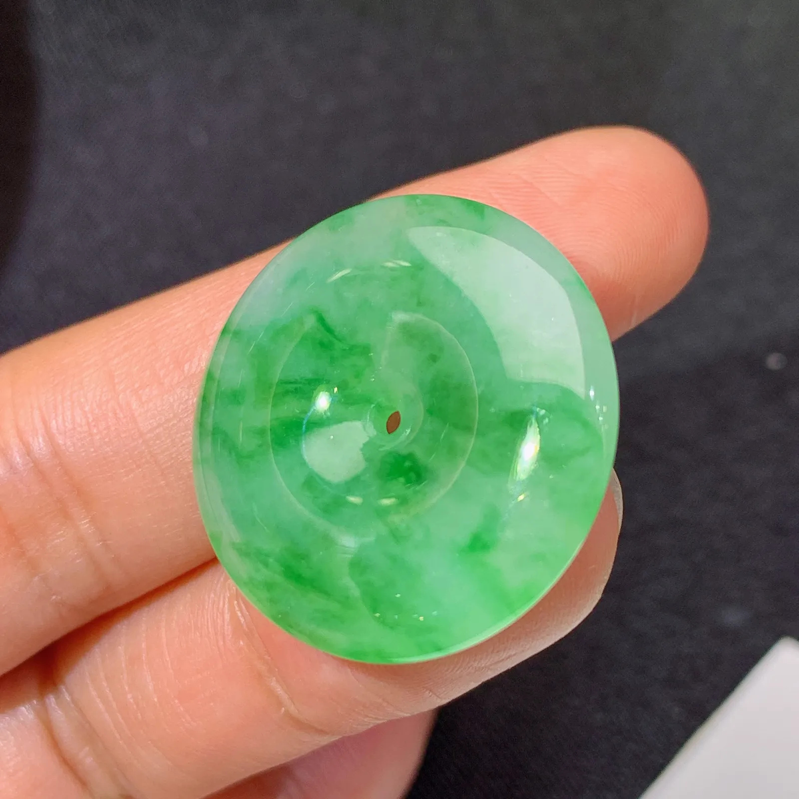 飘绿平安扣，冰润色阳，玉质细腻，种水足 尺寸25.4*5