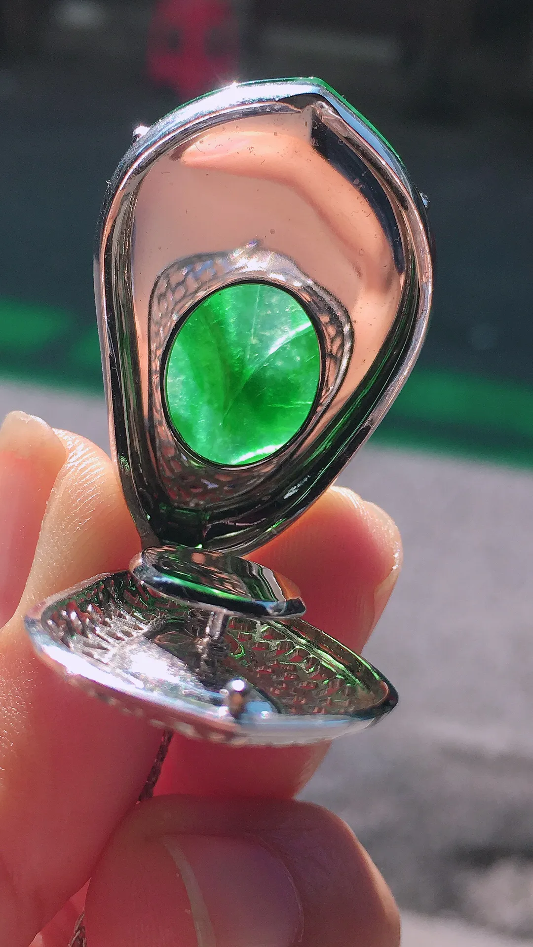 阳绿玉叶吊坠，色泽均匀艳丽，玉质细腻，荧光感超
强，饱满圆润，尽显优雅气质，18k
金豪华镶嵌