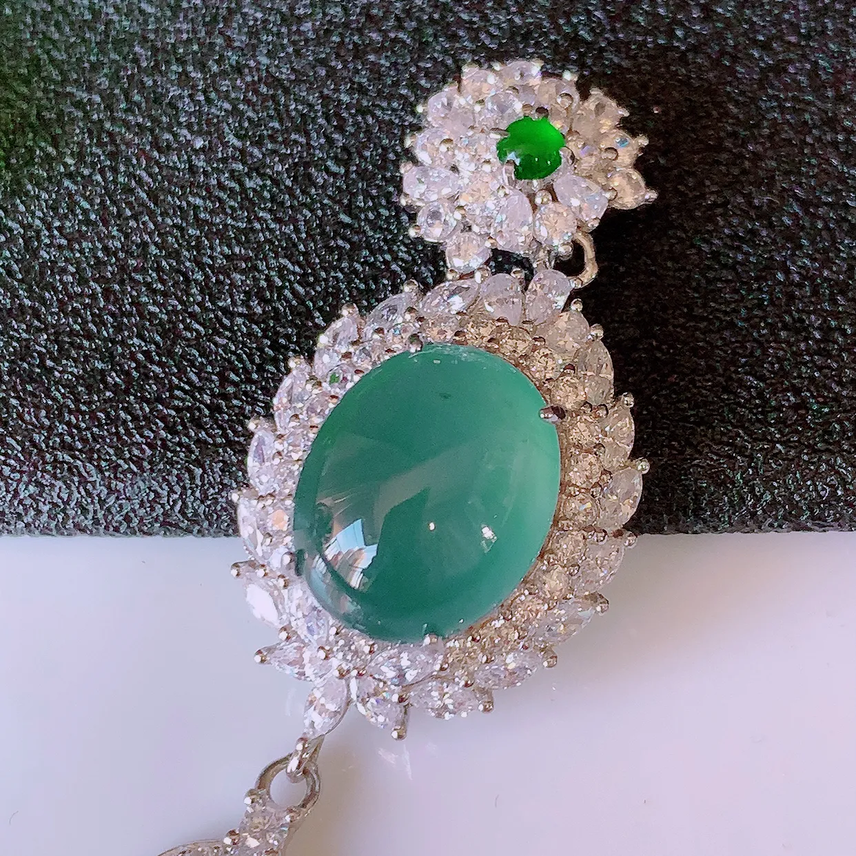 冰透满绿翡翠925银镶嵌蛋面吊坠，自然光实拍，翠色灵动，颜色漂亮，种老水足，品相佳，佩戴佳品！#97