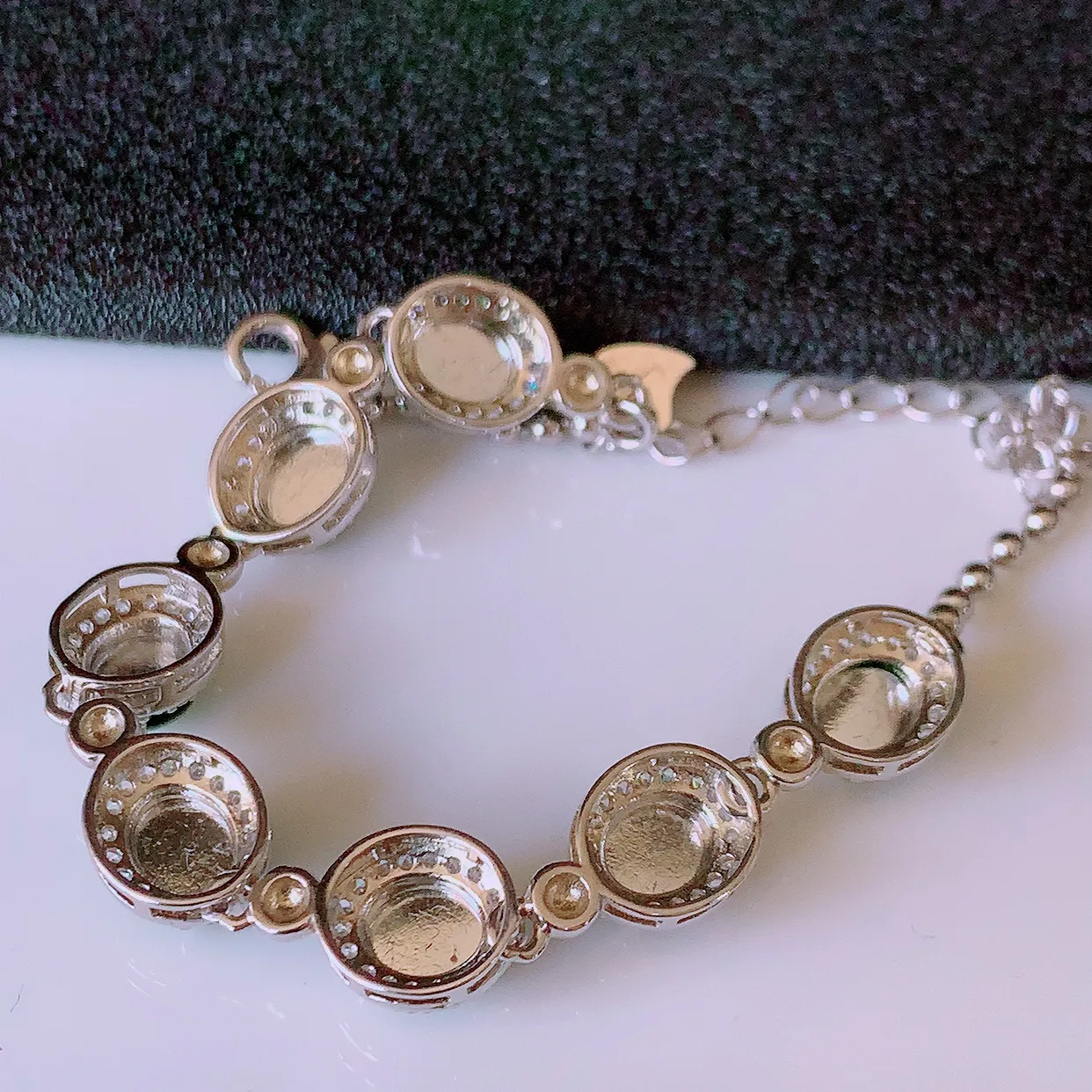 冰透满绿翡翠925银镶嵌手链，自然光实拍，翠色灵动，颜色漂亮，种老水足，品相佳，佩戴佳品！#97.15取一整体8.8*7.5*5.2裸石5.5*5.5