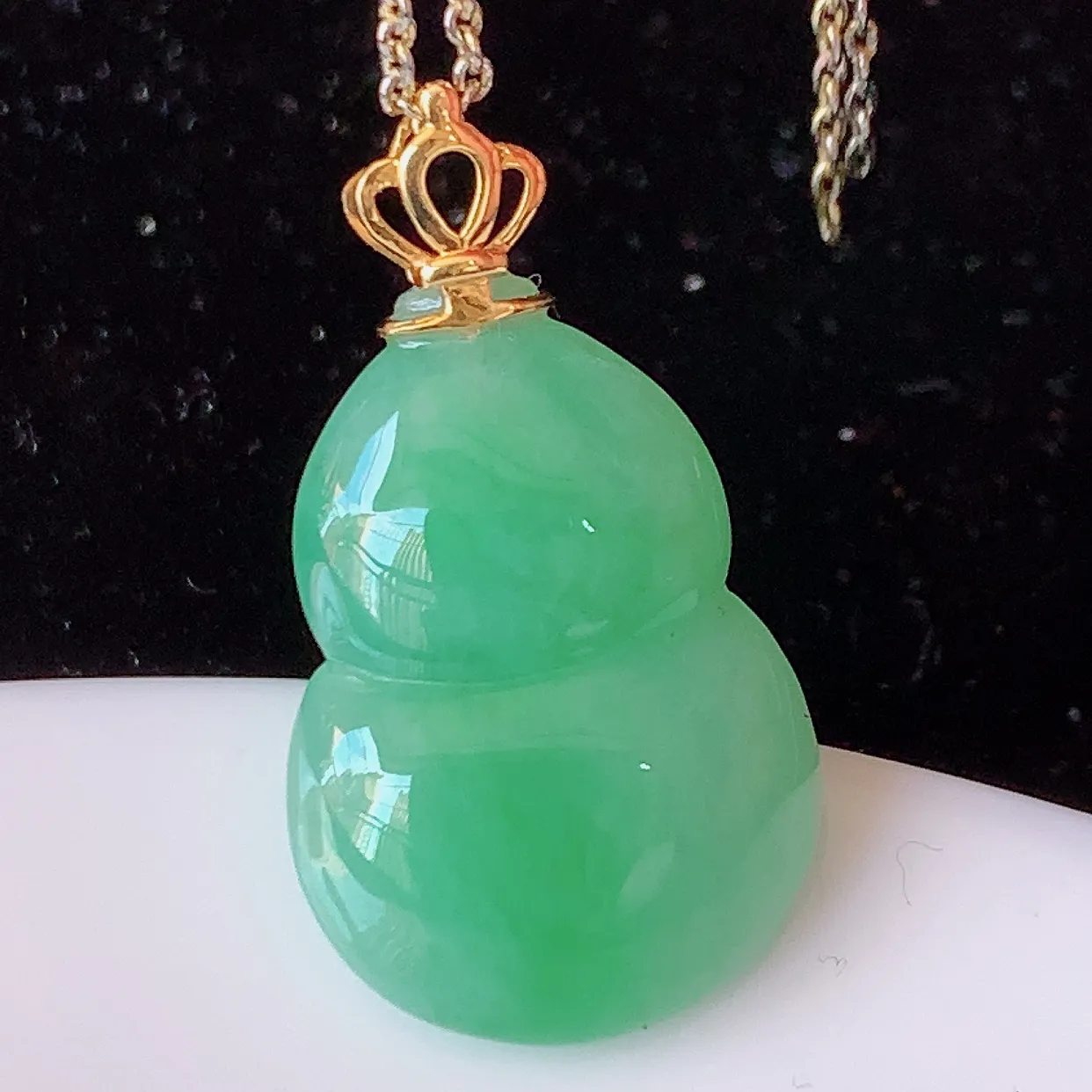 自然光实拍，18K金镶嵌满绿翡翠葫芦吊坠，翡翠葫芦，寓意福禄双全，财源滚滚，佩戴效果优雅迷人！#83