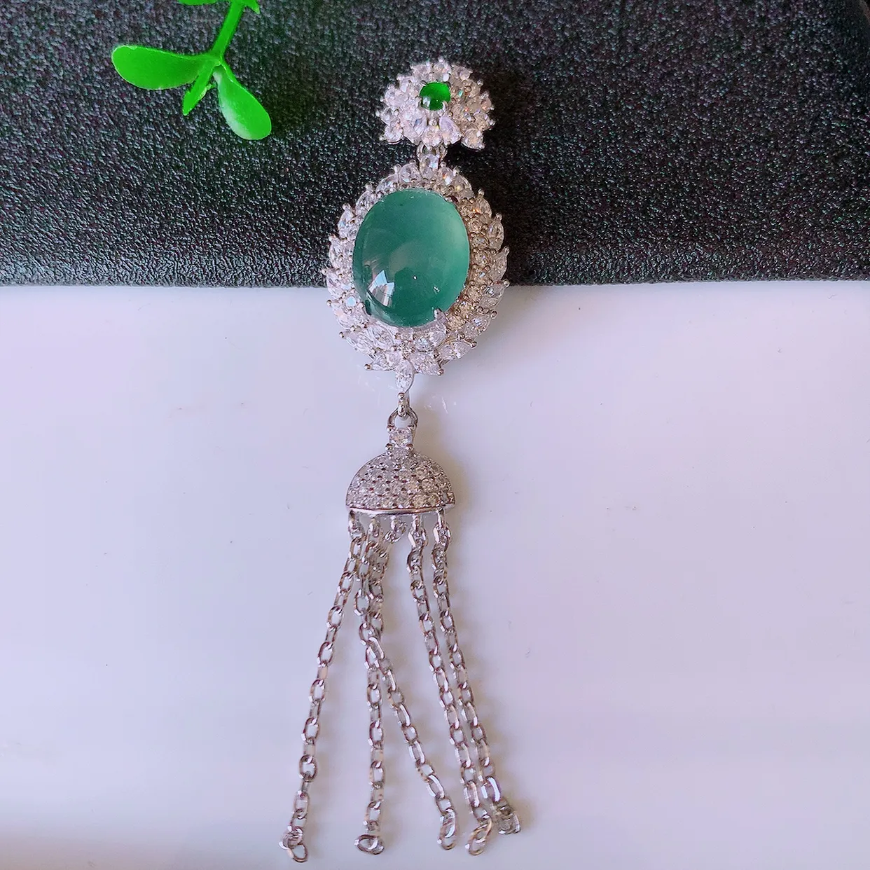 冰透满绿翡翠925银镶嵌蛋面吊坠，自然光实拍，翠色灵动，颜色漂亮，种老水足，品相佳，佩戴佳品！#97.15整体72.5-16.5*9.5裸石12*9.6
