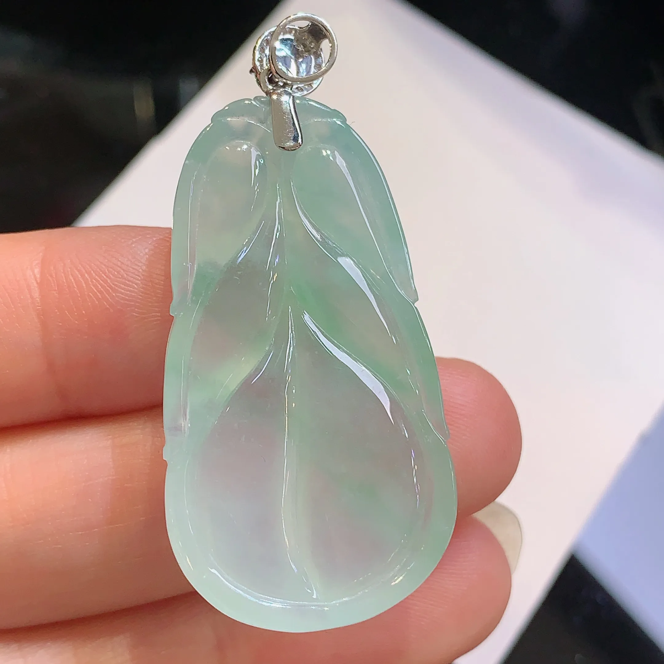 18k金镶嵌冰种树叶吊坠 玉质细腻 色泽清新艳丽 整体尺寸44.5*20*5.8