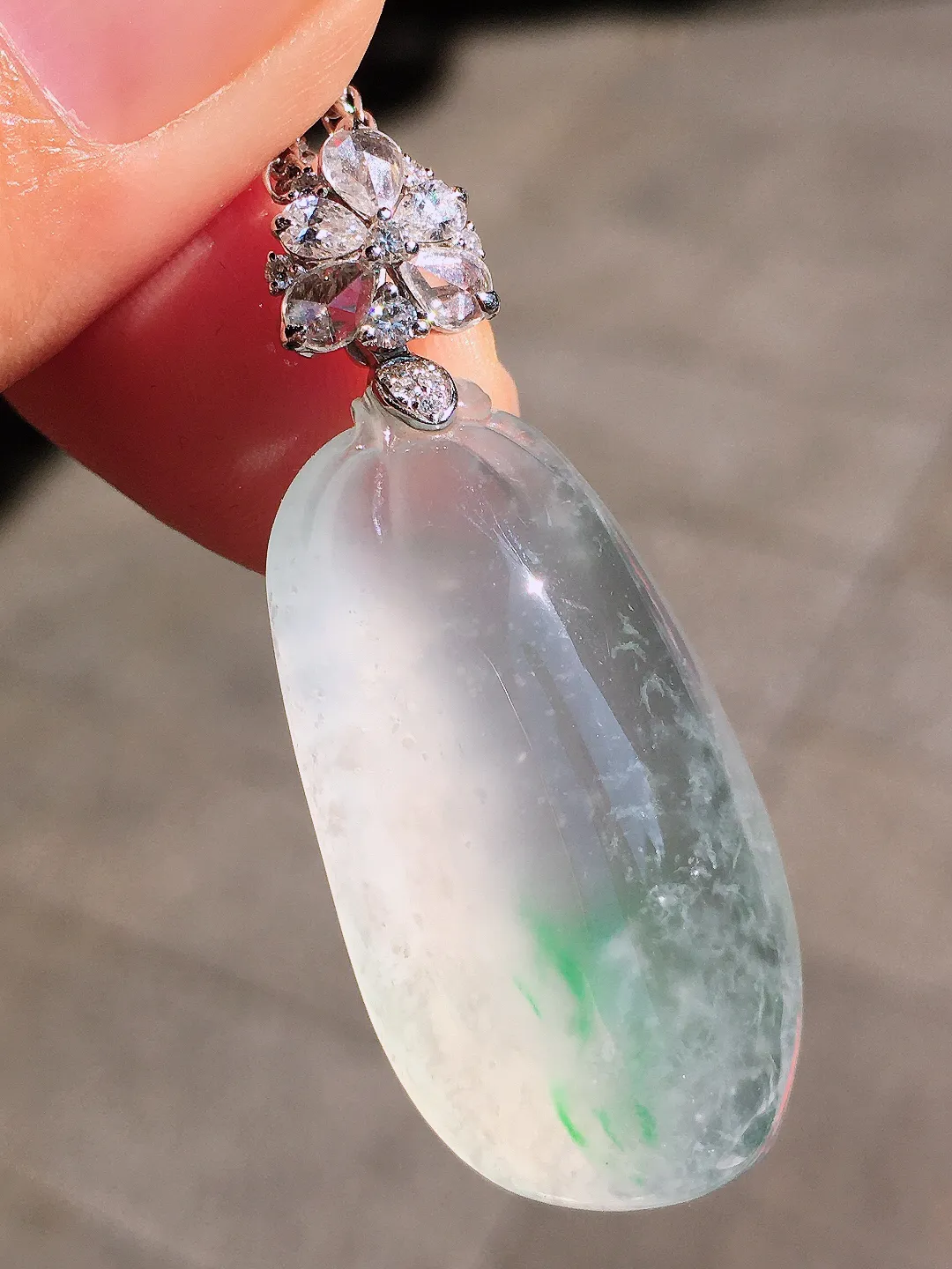 冰飘绿福瓜吊坠，色泽艳丽，玉质细腻，荧光感超
强，饱满圆润，尽显优雅气质，18k
金豪华镶嵌