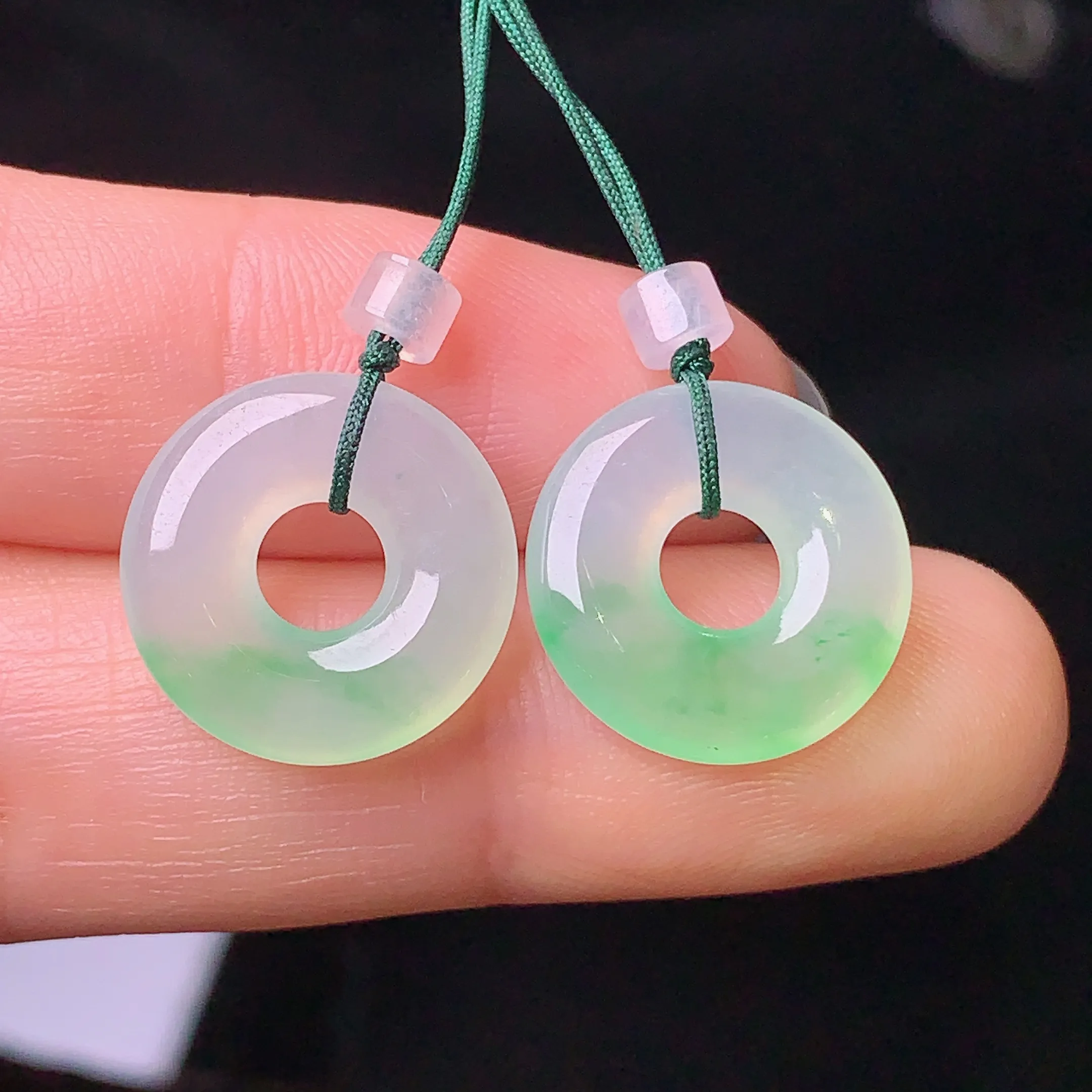 飘绿平安环一对 玉质细腻 色泽清新艳丽 整体尺寸14.8*3.2