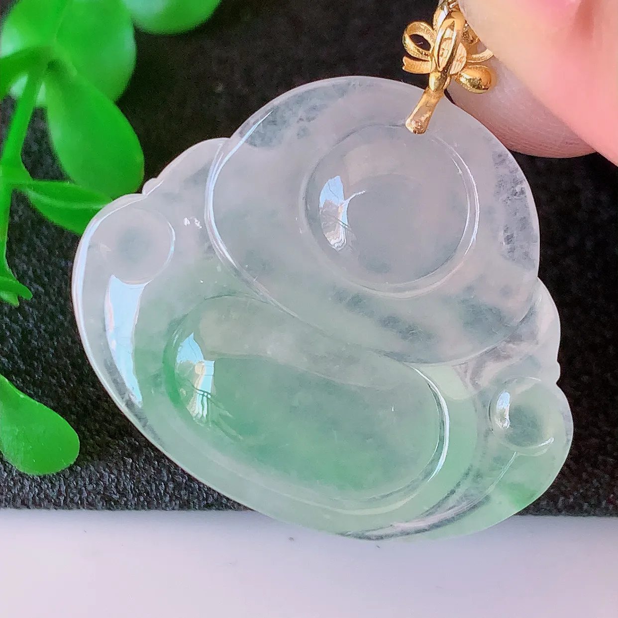 自然光实拍，18K金镶嵌冰种飘绿翡翠佛公吊坠，饱满， 佛公亦保平安，寓意有福（佛公）相伴，品相佳，配戴优雅迷人！#41.15整体33.5裸石31.5*27*6