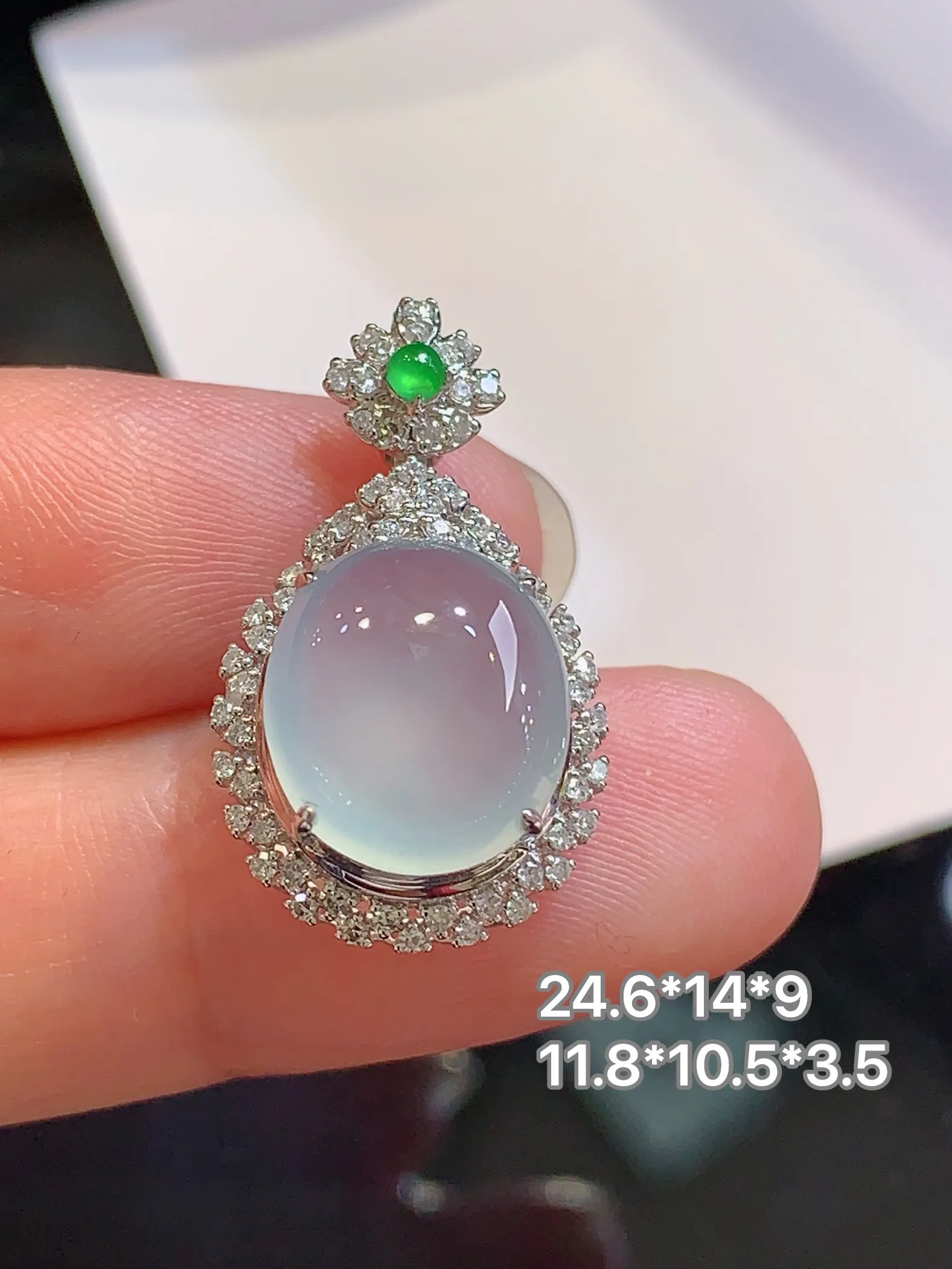 18k金钻镶嵌冰种蛋面吊坠 玉质细腻 色泽清新艳丽 整体尺寸24.6*14*9