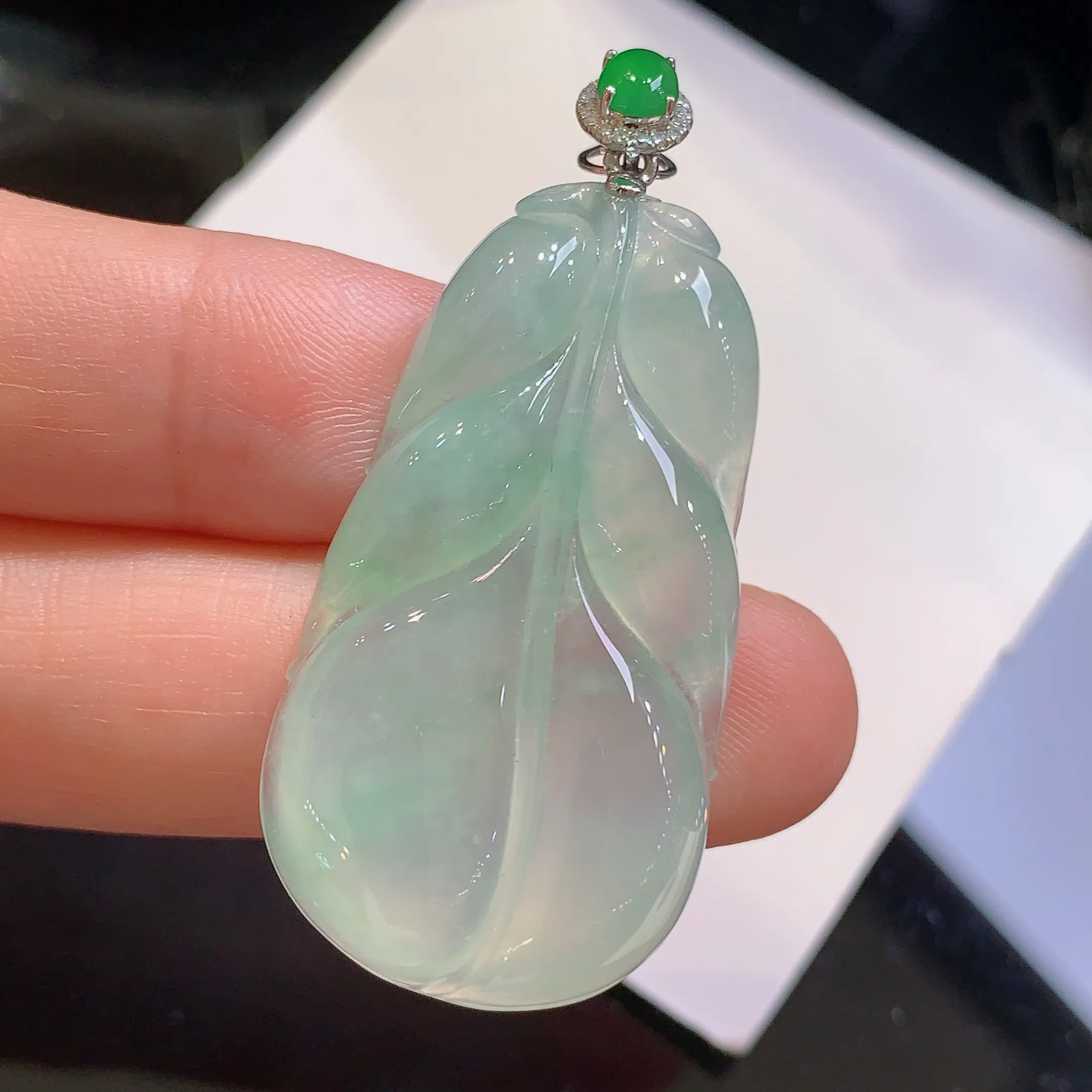 18k金镶嵌冰种树叶吊坠 玉质细腻 色泽清新艳丽 整体尺寸44.5*20*5.8