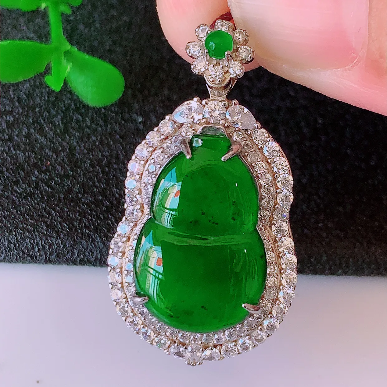 冰透满绿翡翠925银镶嵌葫芦吊坠，自然光实拍，翠色灵动，颜色漂亮，种老水足，品相佳，佩戴佳品！#97.15整体31.5-17*10裸石18*12