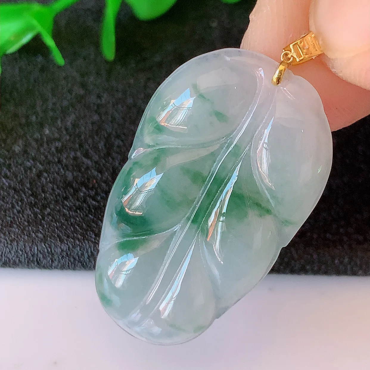 18K金镶嵌冰种飘花翡翠叶子吊坠 ，种水足，色泽清新，工艺精湛，叶子寓意美好；金枝玉叶，事业有成。#49.15