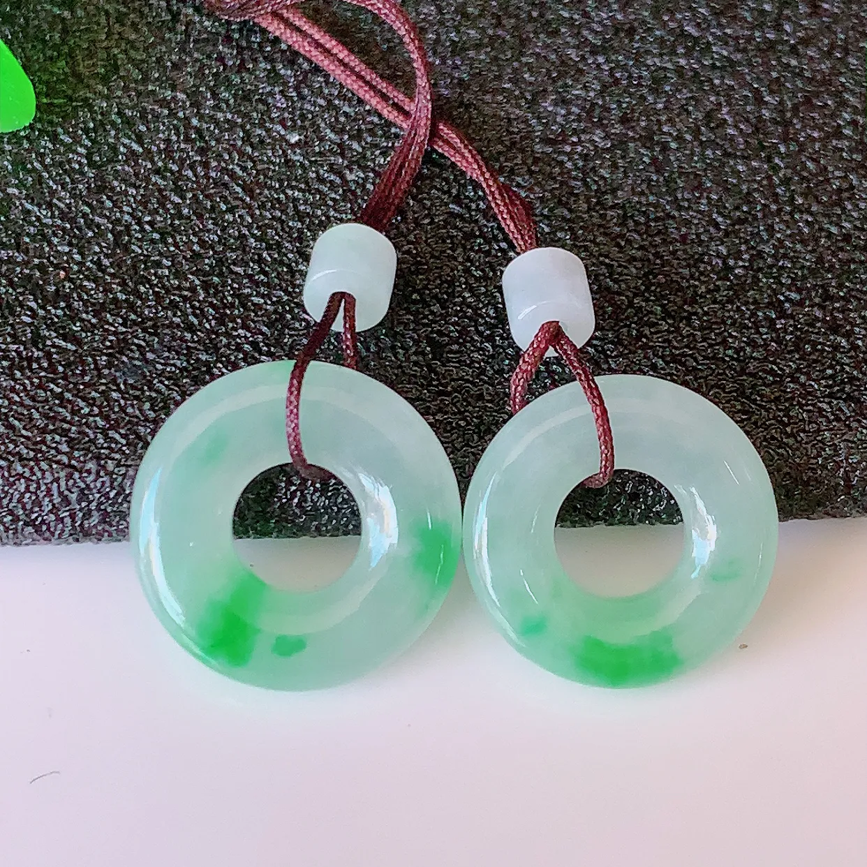 自然光实拍，冰种飘阳绿翡翠一对平安扣耳坠，翠色灵动，玉质细腻，颜色漂亮，品相佳，佩戴佳品！配银线 #57.15尺寸12.5*2.8