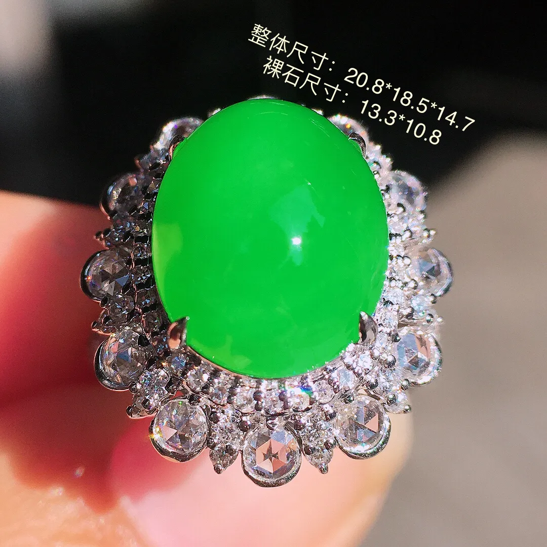 阳绿蛋面戒指，色泽均匀艳丽，玉质细腻，荧光感超
强，饱满圆润，尽显优雅气质，18k
金豪华镶嵌