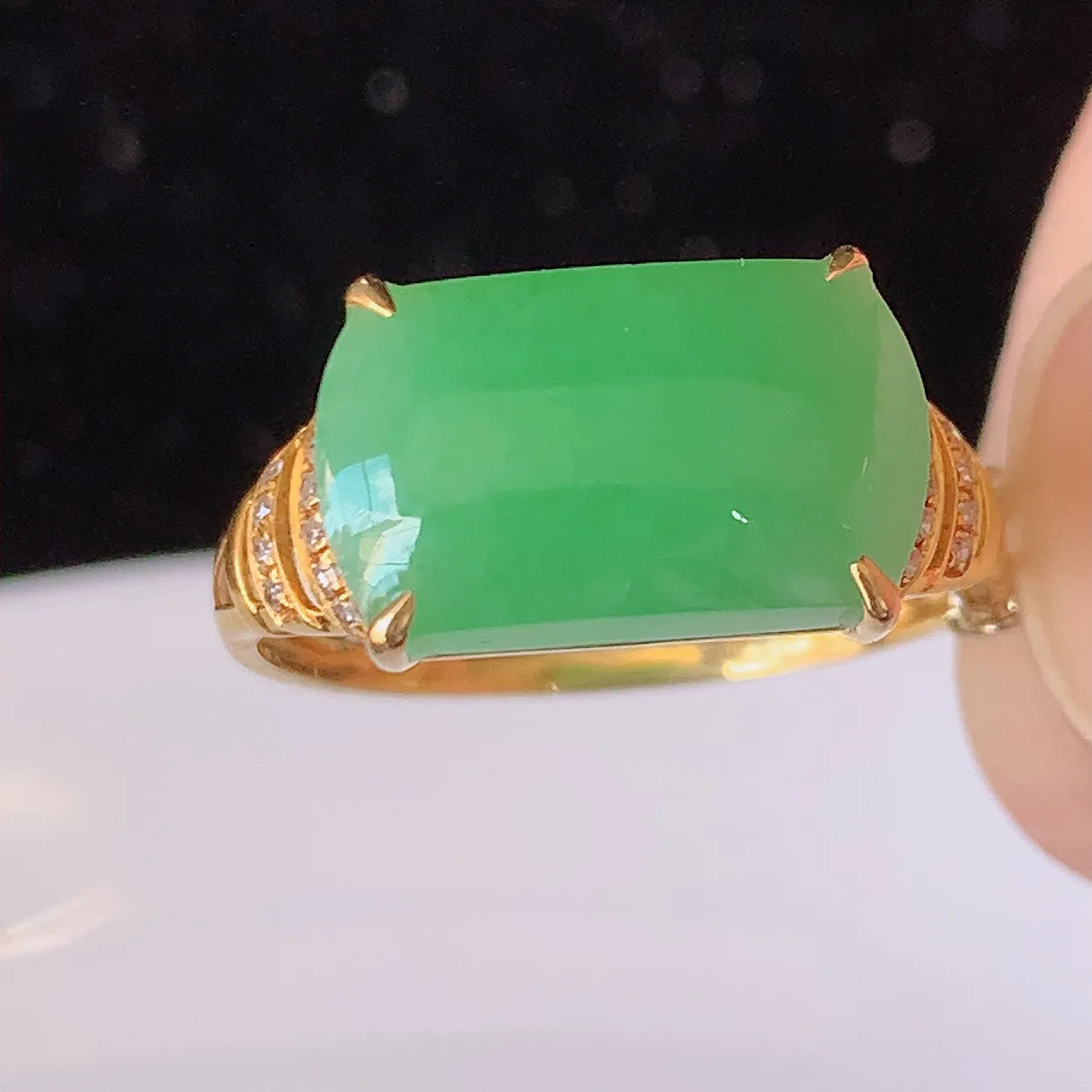 自然光实拍 18K金精工镶嵌翡翠满绿马鞍戒指，玉质细腻，翡翠色泽均匀，艳丽饱满，款式高贵大气，15圈口，上手亮眼，#83.15戒指整体23*17.5-5.8裸石13*7.5