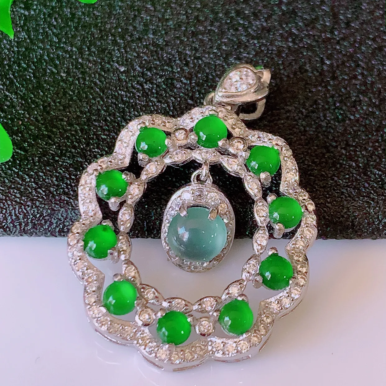 冰透满绿翡翠925银镶嵌吊坠，自然光实拍，翠色灵动，颜色漂亮，种老水足，品相佳，佩戴佳品！#97.15整体31.5*22.5*5取一裸石5*5