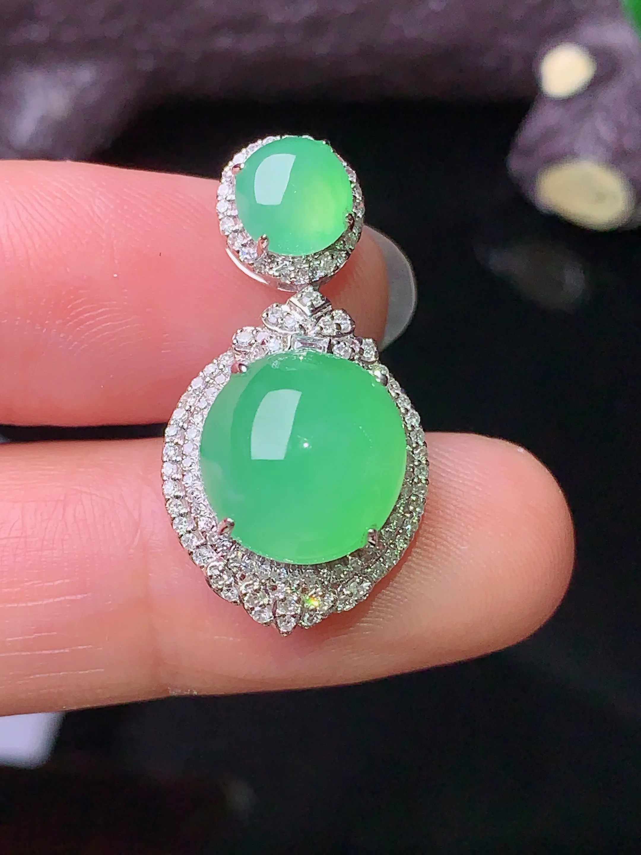 18k金钻镶嵌翠绿蛋面吊坠 玉质细腻 色泽清新艳丽 整体尺寸27.3*14.2*11.2