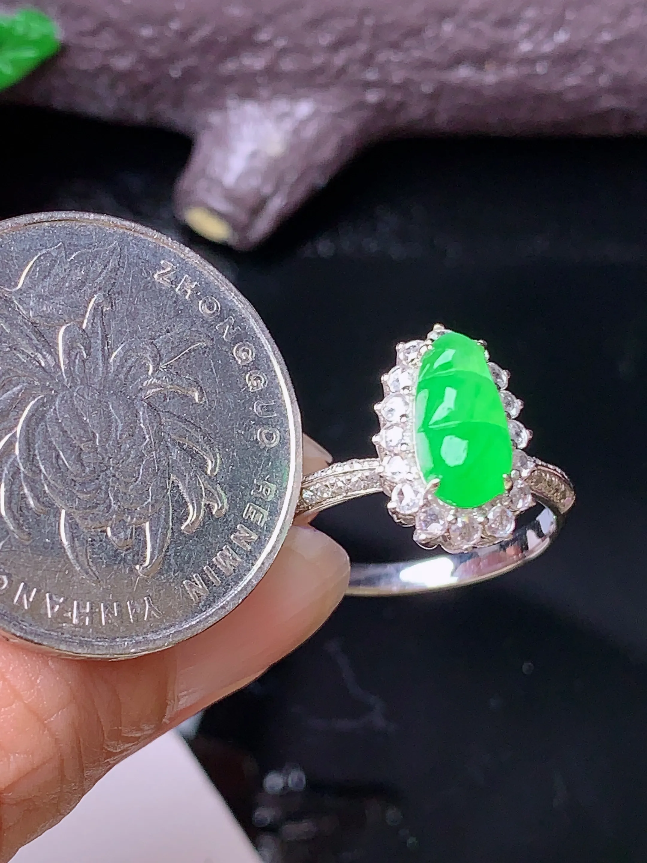 18k金钻镶嵌翠绿四季豆戒指 玉质细腻 色泽清新艳丽 圈口13.5 整体尺寸13.7*9.2*8.8