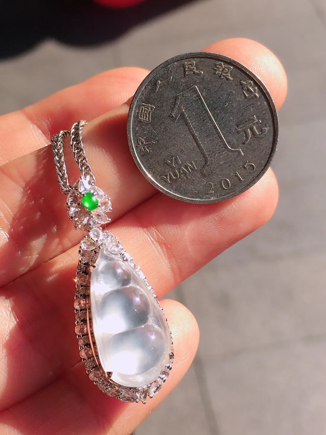 玻璃种福豆吊坠，玉质细腻，荧光感超
强，饱满圆润，尽显优雅气质，18k
金豪华镶嵌