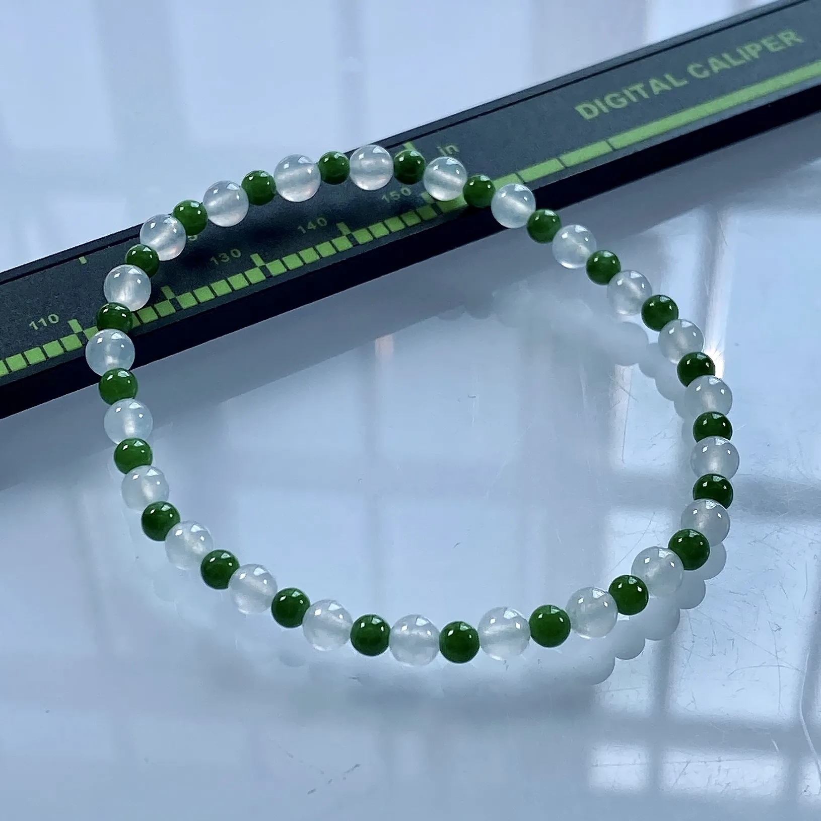 缅甸天然翡翠A货，卡4.6冰种起胶双彩小圆珠手串手链，尺寸：白珠4.6mm/23颗，绿珠3.6mm/23颗，重量：5.69g
