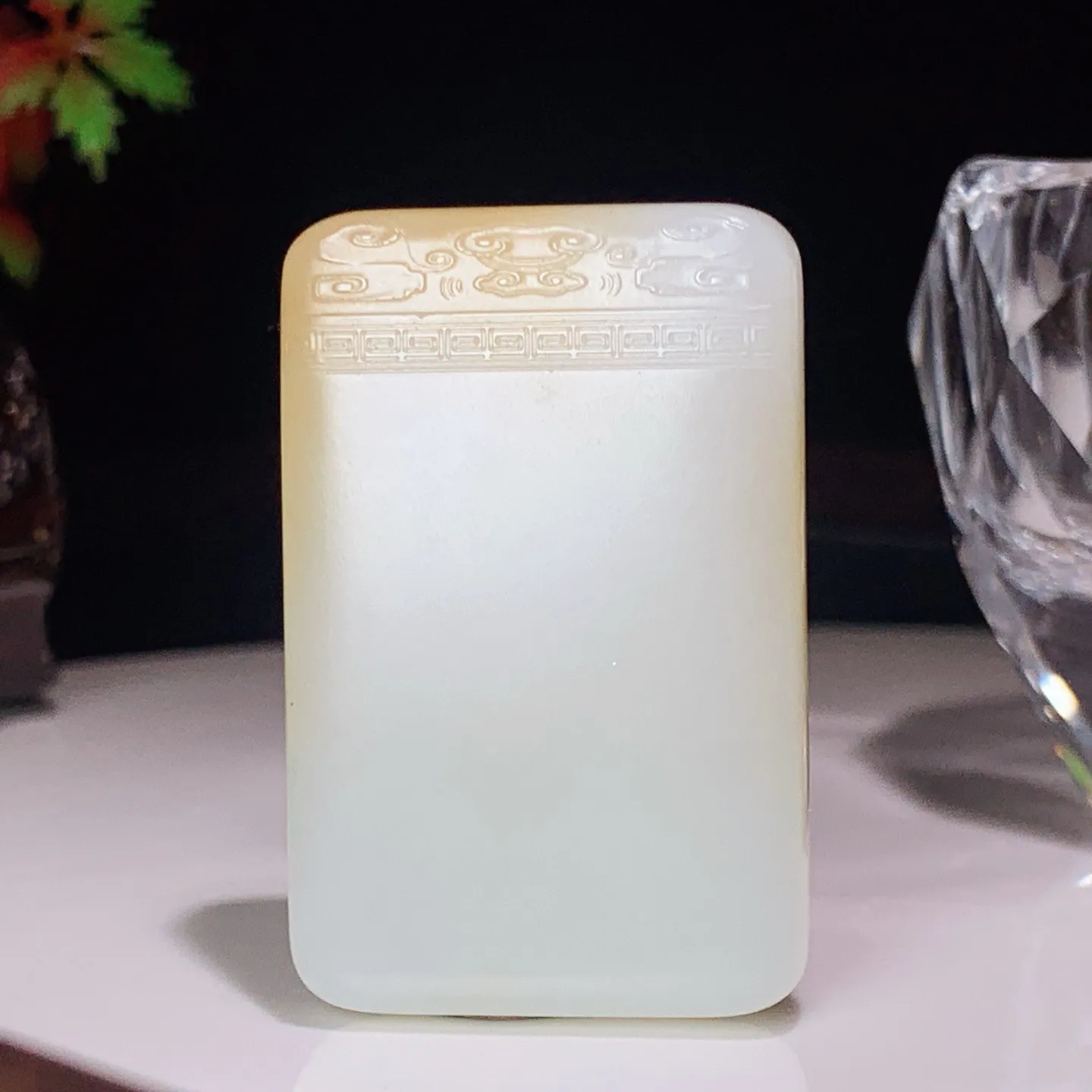 新疆和田玉且末糖平安无事牌挂件。尺寸46/30/9.5重36.5克。玉质细腻油润。手推出油。佩戴高端典雅。lt251115