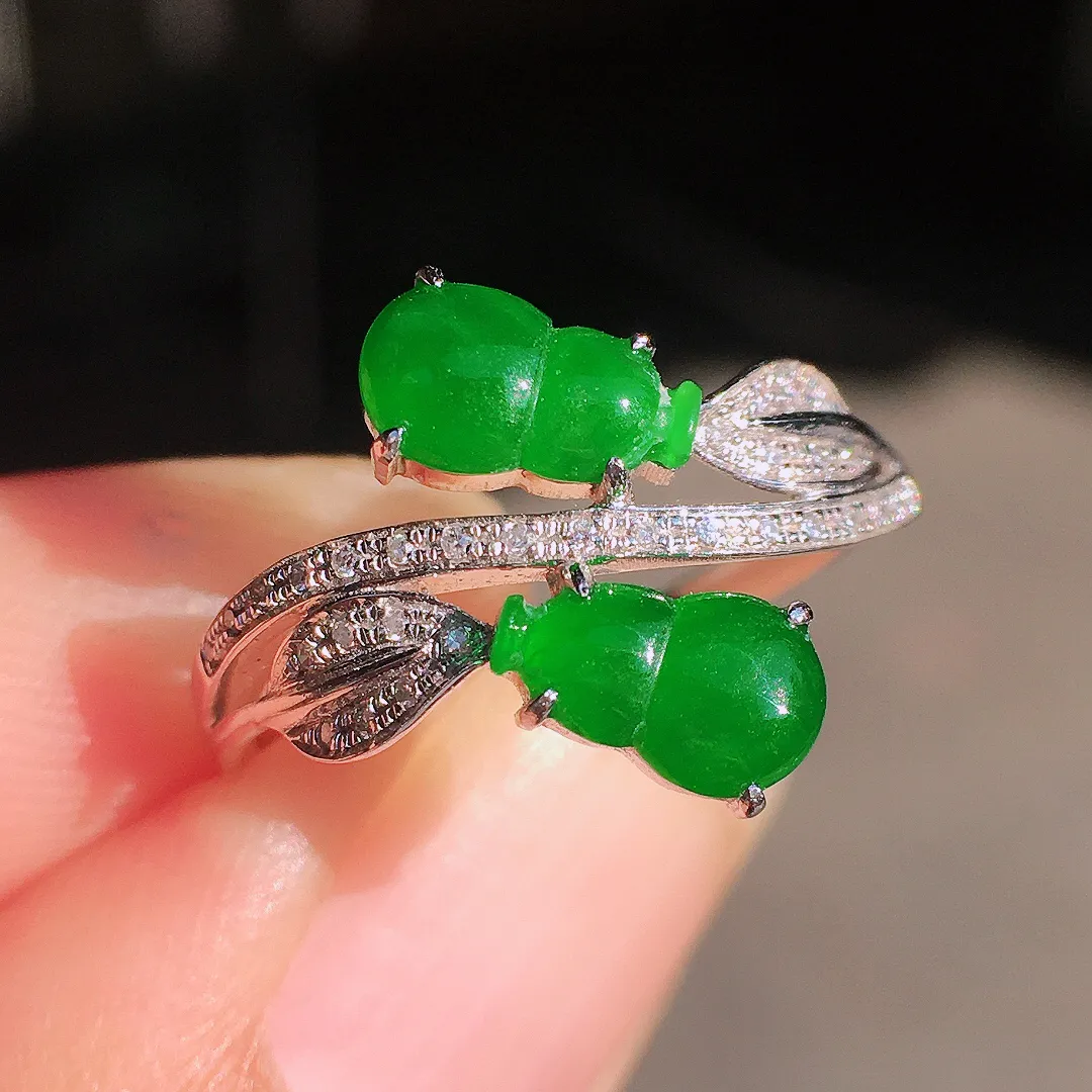 阳绿二合一戒指，色泽均匀艳丽，玉质细腻，荧光感超
强，饱满圆润，尽显优雅气质，18k
金豪华镶嵌