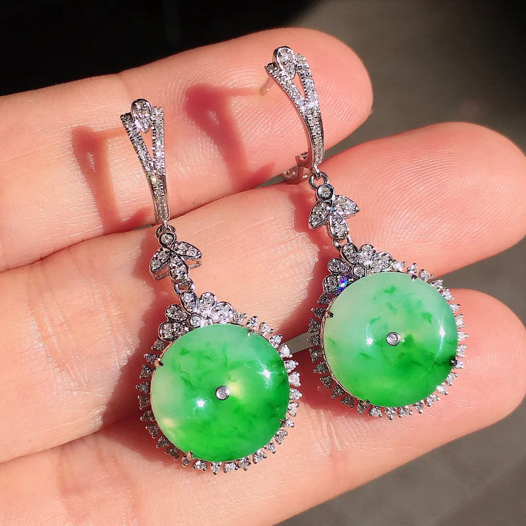 飘绿平安扣耳坠，色泽艳丽，玉质细腻，荧光感超
强，饱满圆润，尽显优雅气质，18k
金豪华镶嵌