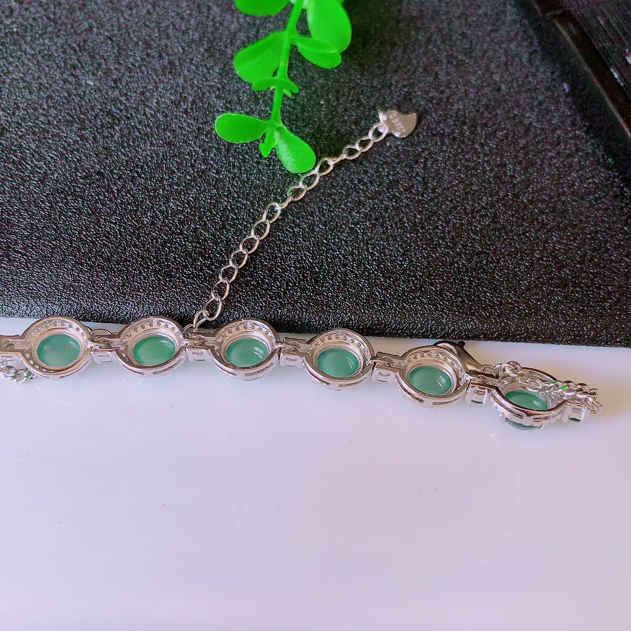 冰透满绿翡翠925银镶嵌手链，自然光实拍，翠色灵动，颜色漂亮，种老水足，品相佳，佩戴佳品！#97.15取一整体16.5*8.5*6.5裸石6.5*6