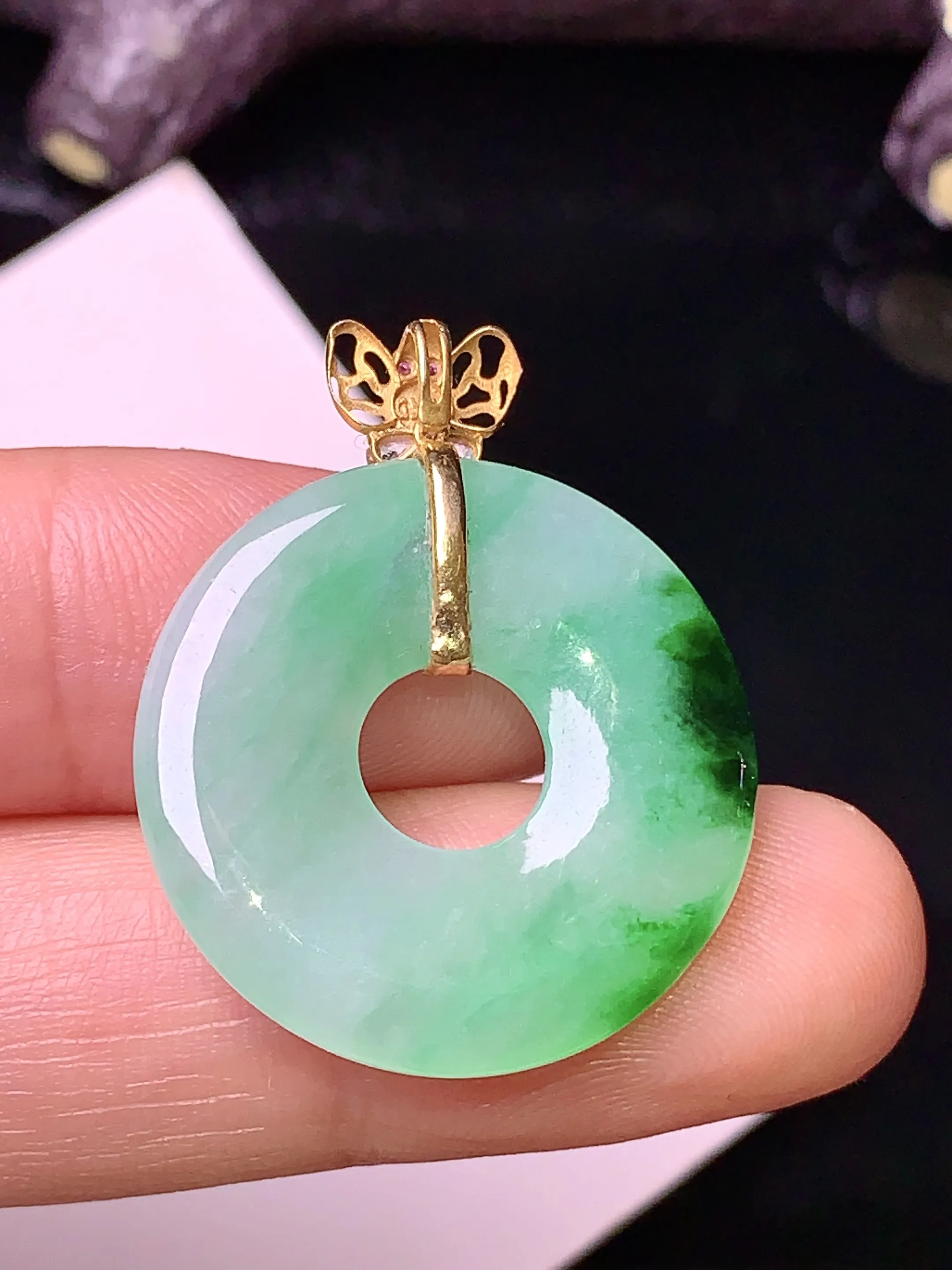 18k金镶嵌飘绿平安环吊坠 玉质细腻 色泽清新艳丽 整体尺寸29.8*23.8*3.5