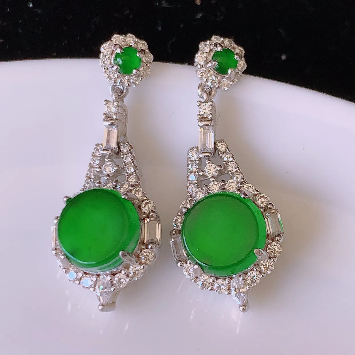 冰透满绿翡翠925银镶嵌耳坠，自然光实拍，翠色灵动，颜色漂亮，种老水足，品相佳，佩戴佳品！#97.1