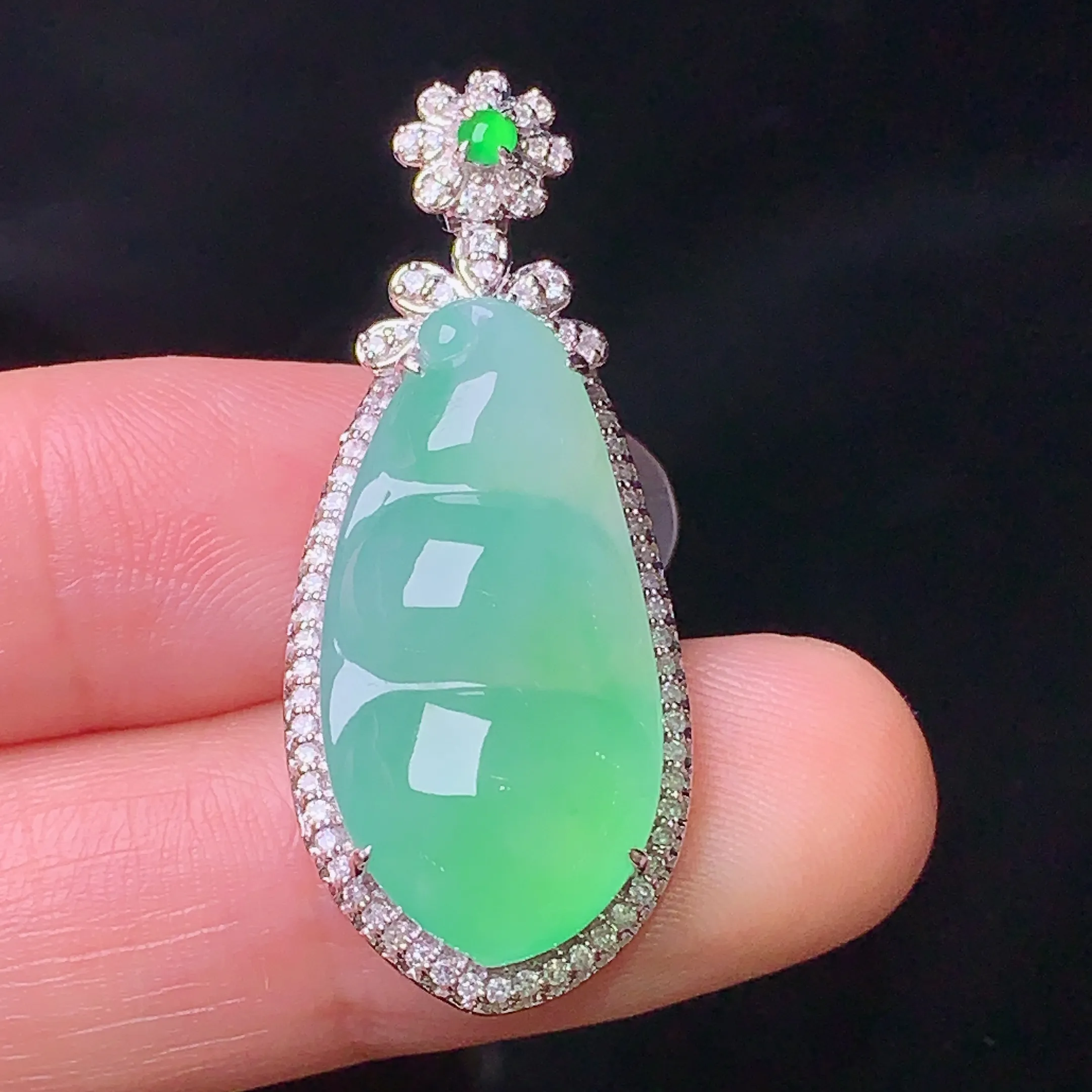 18k金钻镶嵌翠绿四季豆吊坠 玉质细腻 色泽清新艳丽 整体尺寸35.8*15*8.8