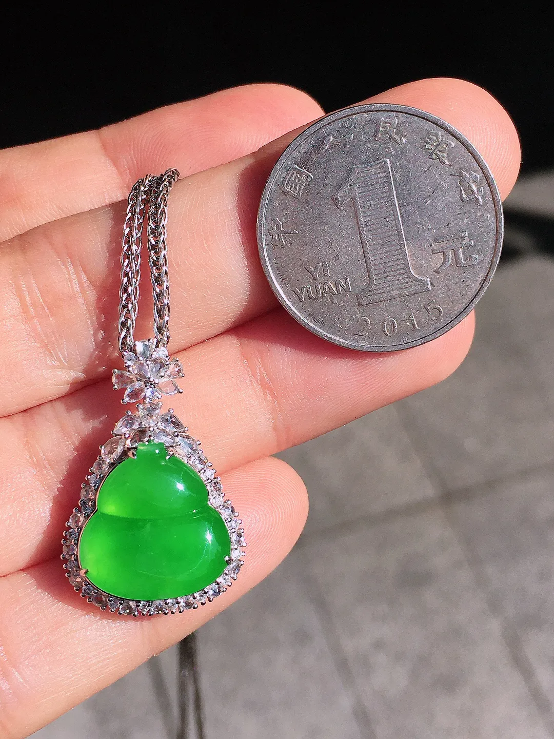 阳绿葫芦吊坠，色泽均匀艳丽，玉质细腻，荧光感超
强，饱满圆润，尽显优雅气质，18k
金豪华镶嵌