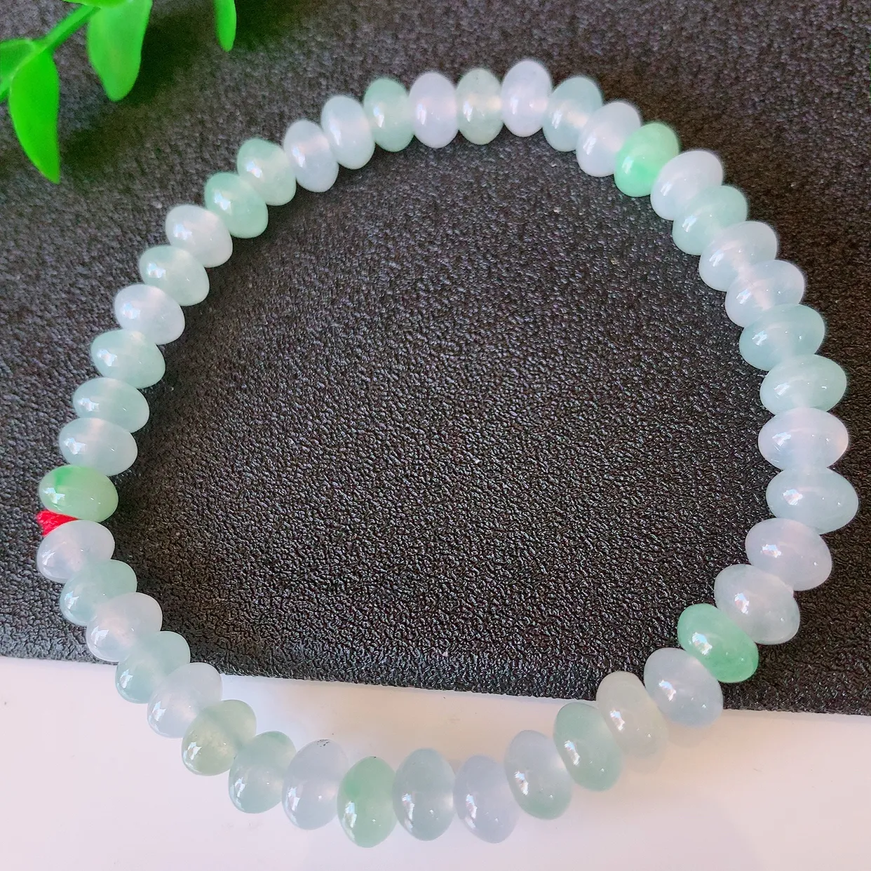 自然光实拍，冰种飘绿翡翠手串手链，种老水足，冰清玉润  颜色漂亮  #46.15取一尺寸6.2