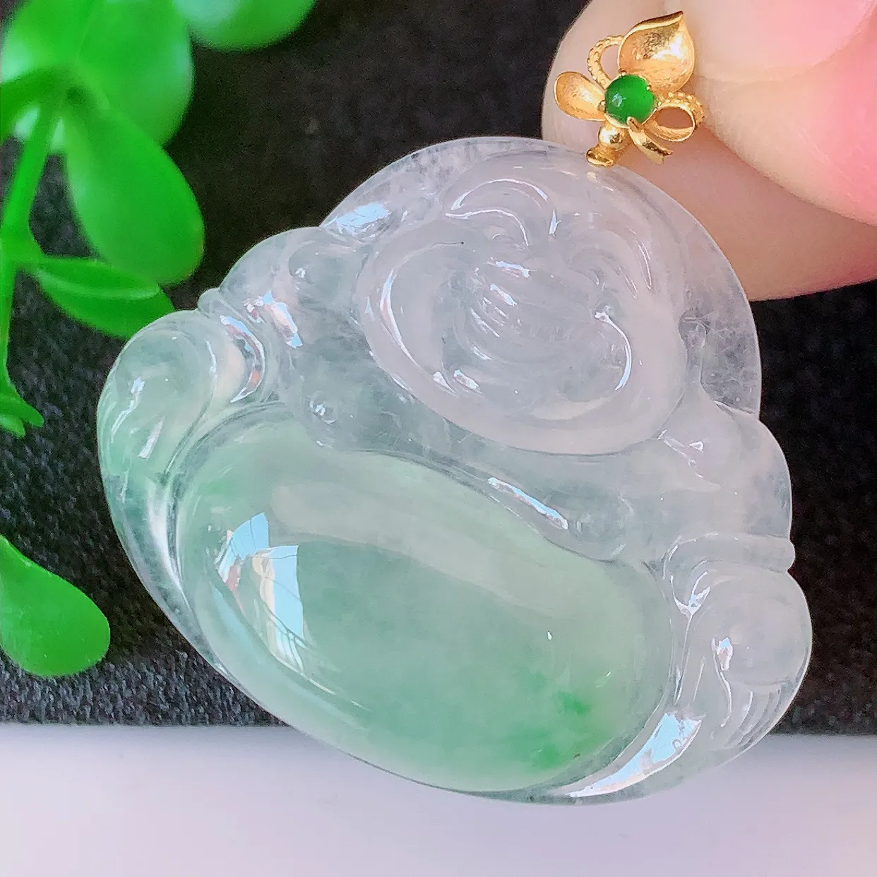 自然光实拍，18K金镶嵌冰种飘绿翡翠佛公吊坠，饱满， 佛公亦保平安，寓意有福（佛公）相伴，品相佳，配