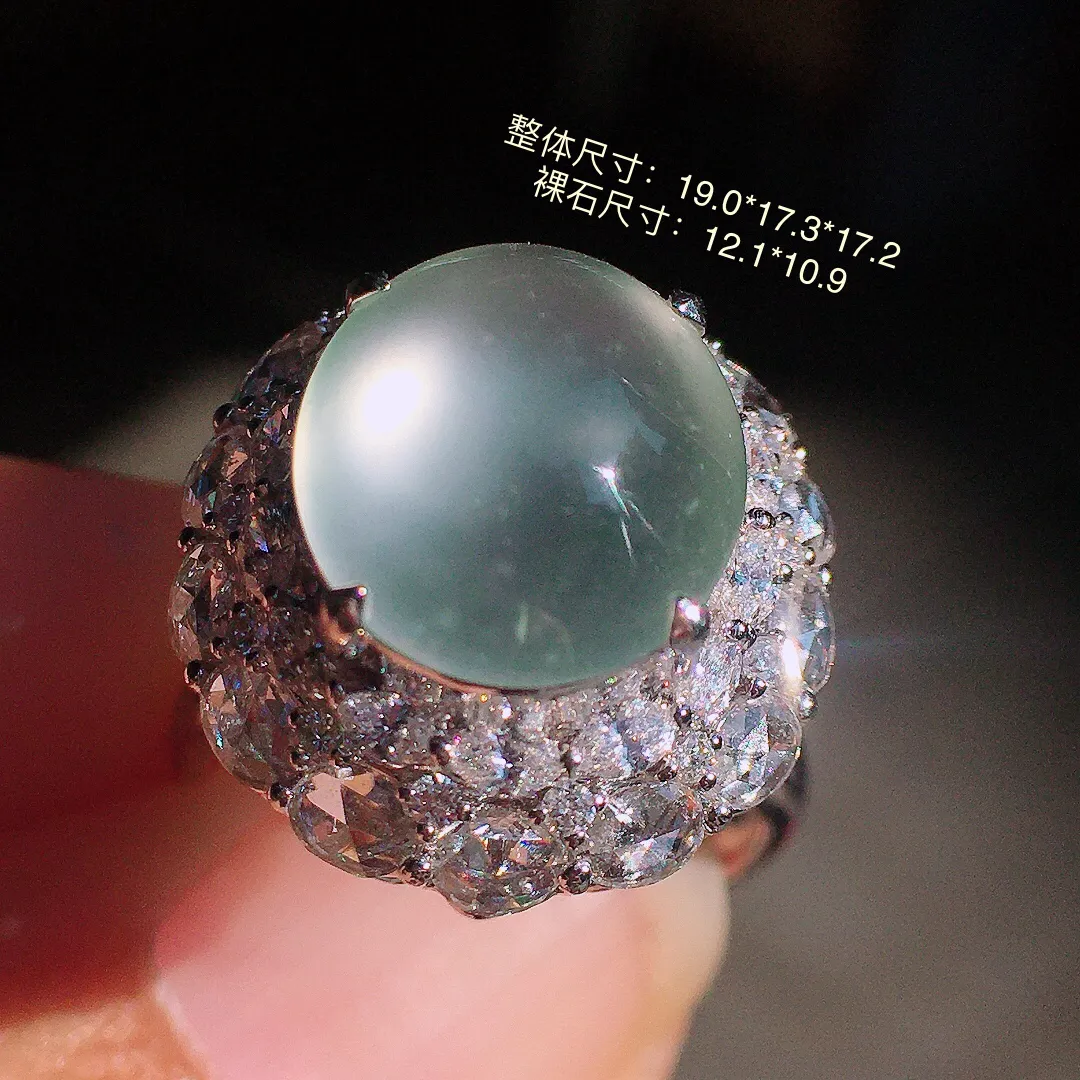 玻璃种蛋面戒指/吊坠两用款，色泽均匀艳丽，玉质细腻，荧光感超
强，饱满圆润，尽显优雅气质，18k
金豪华镶嵌