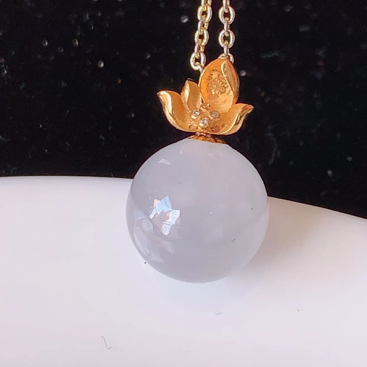 18K金镶嵌冰种翡翠转运珠吊坠，寓意“时来运转，财源滚滚” 寓意佳，荧光灼灼，转运珠佩戴时尚优雅！#1.15