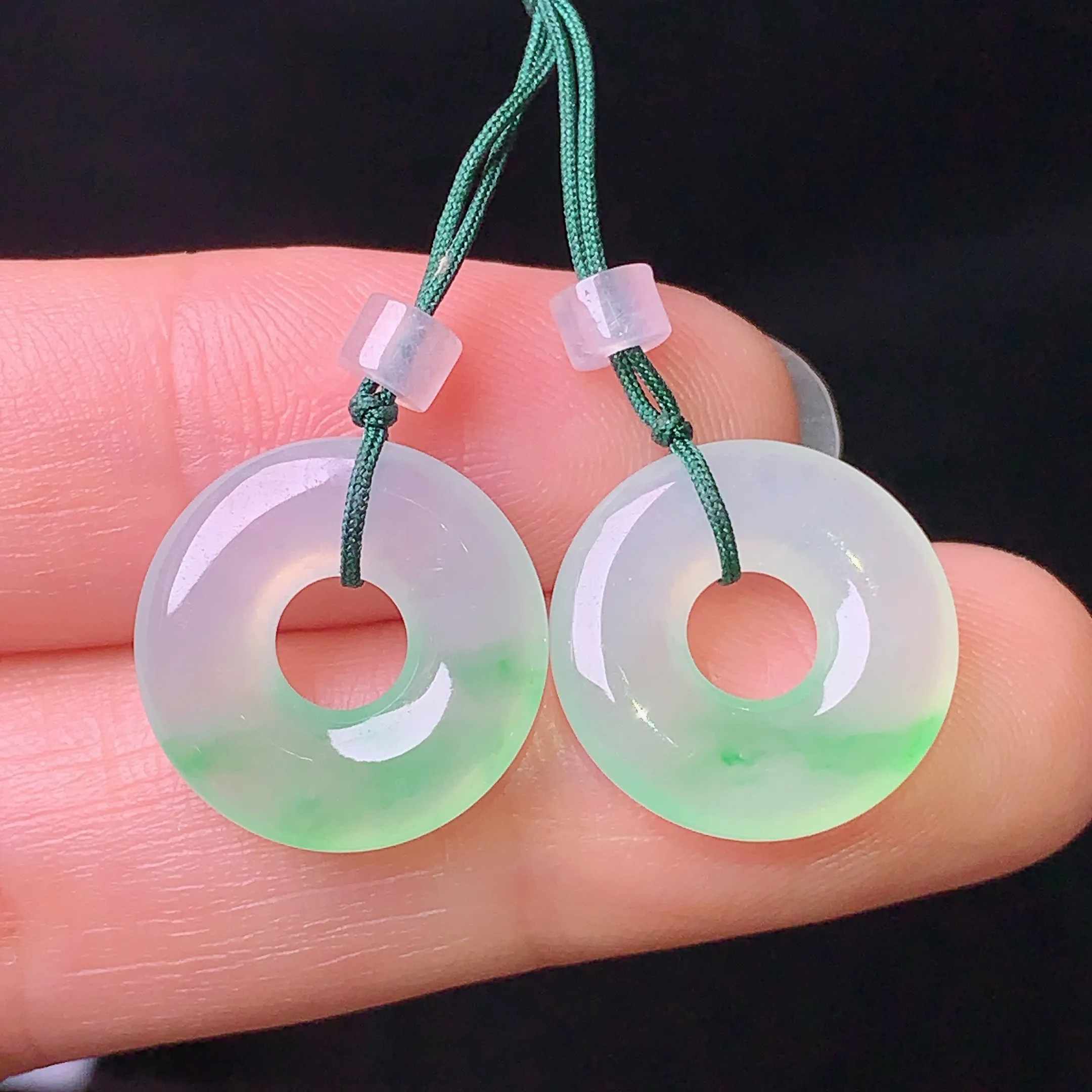 飘绿平安环一对 玉质细腻 色泽清新艳丽 整体尺寸14.8*3.2