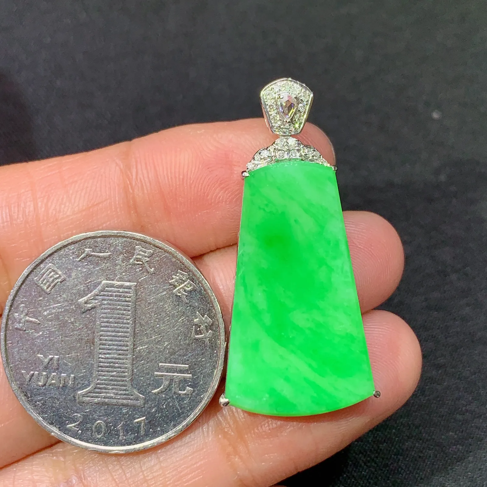 阳绿无事牌吊坠，18k金镶嵌，冰润色阳，种老水足 尺寸35.6*16.8*4.9