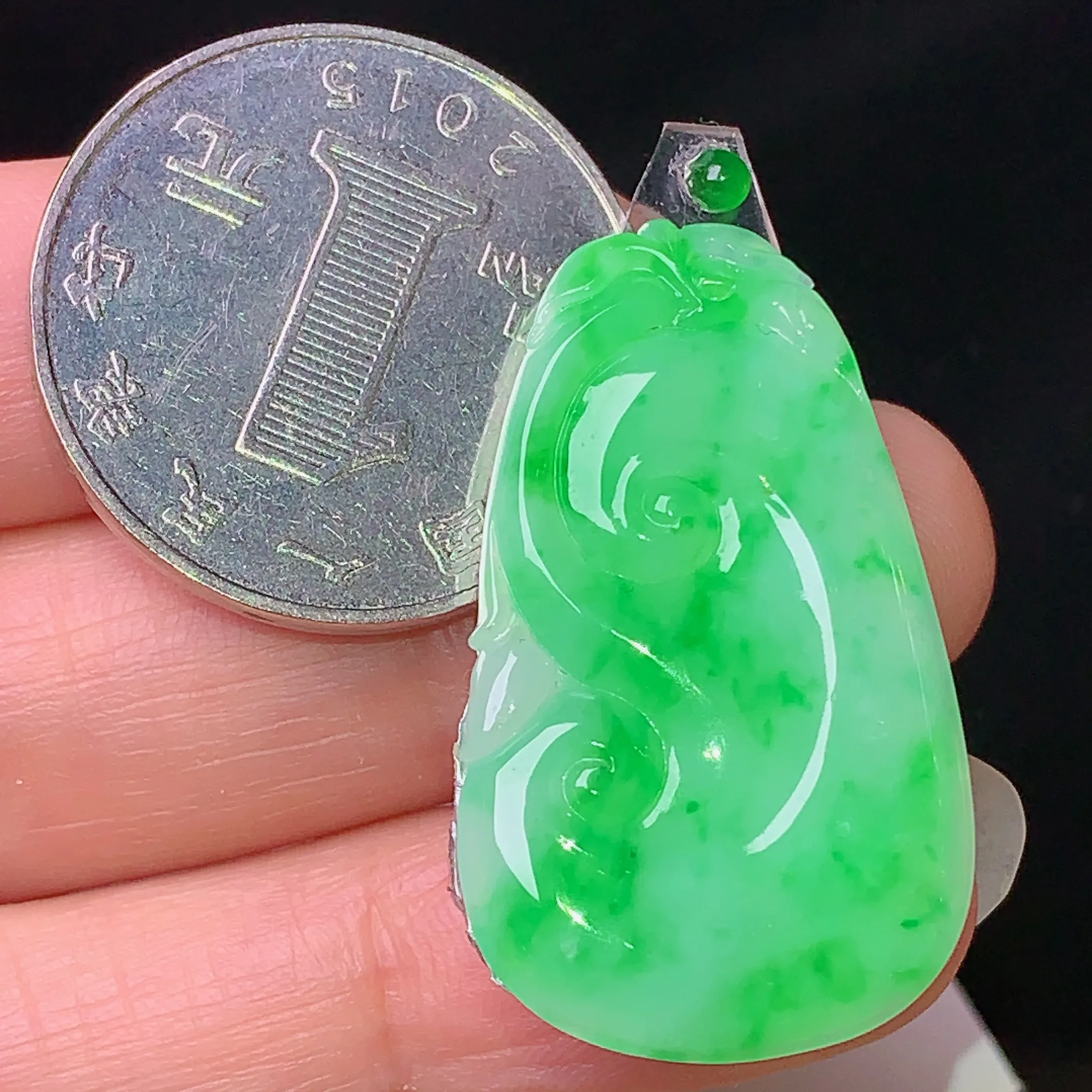 镶嵌款 翠绿如意吊坠 玉质细腻 色泽清新艳丽 整体尺寸33*19.6*3.3