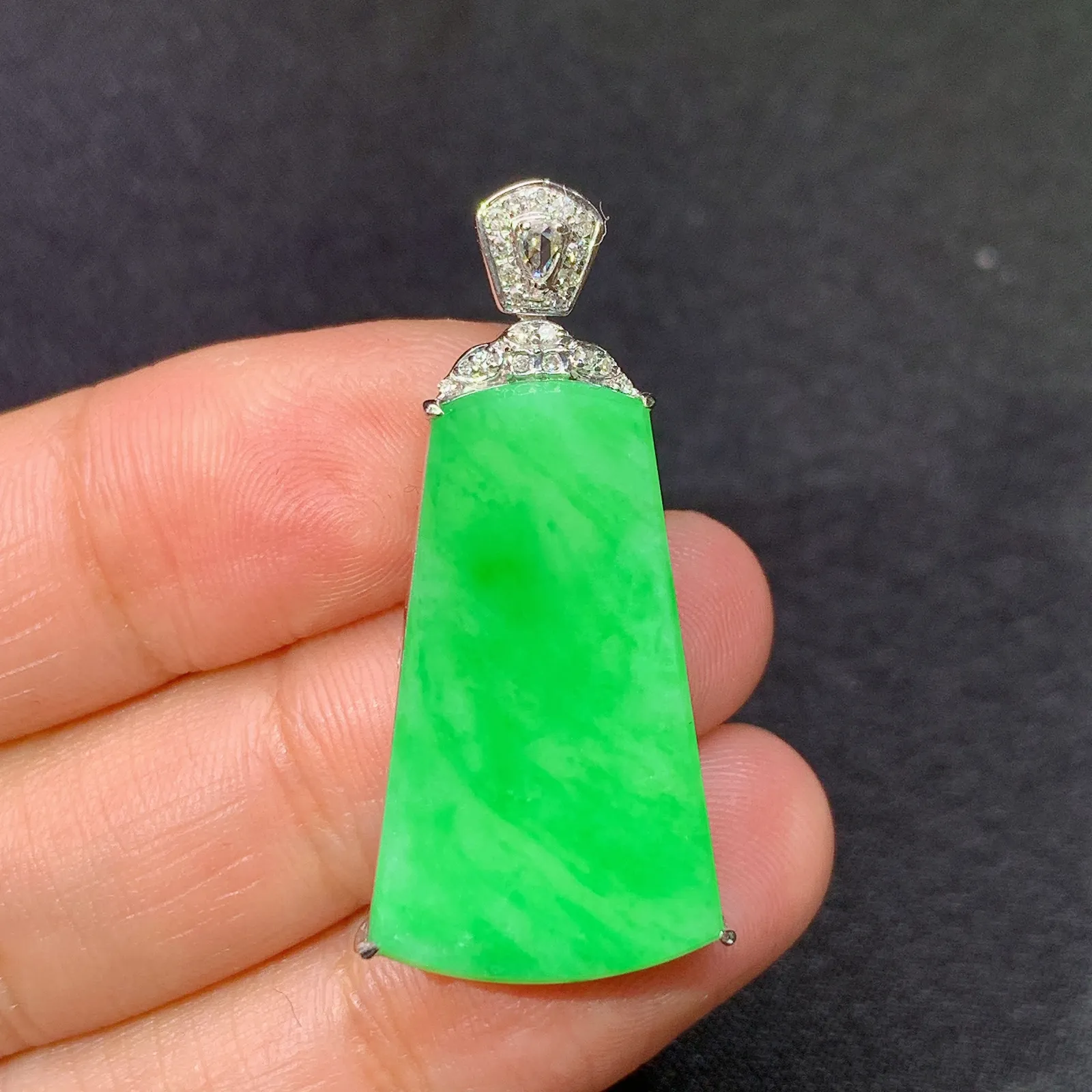 阳绿无事牌吊坠，18k金镶嵌，冰润色阳，种老水足 尺寸35.6*16.8*4.9