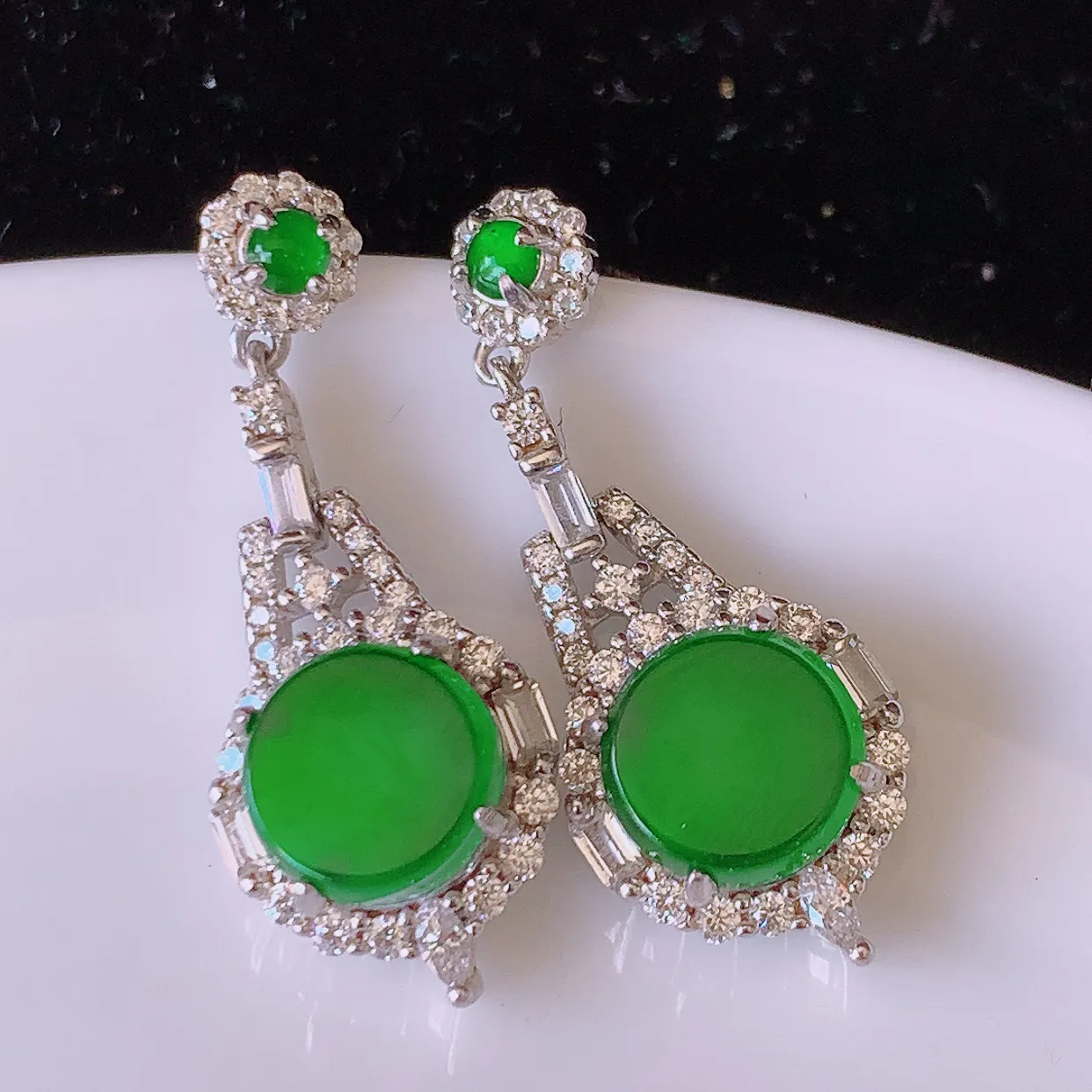 冰透满绿翡翠925银镶嵌耳坠，自然光实拍，翠色灵动，颜色漂亮，种老水足，品相佳，佩戴佳品！#97.15整体28*11-6裸石7.8*7.8