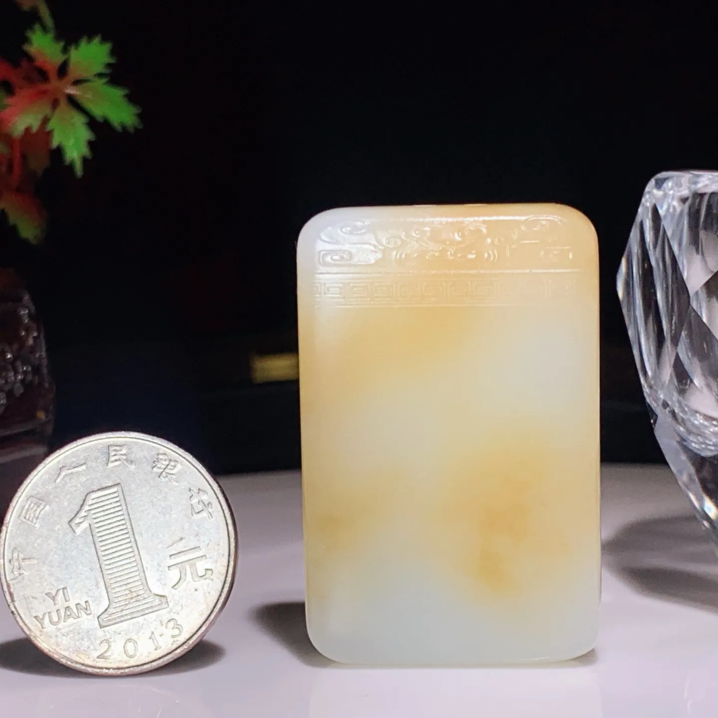 新疆和田玉且末糖平安无事牌挂件。尺寸46/30/9.5重36.5克。玉质细腻油润。手推出油。佩戴高端典雅。lt251115