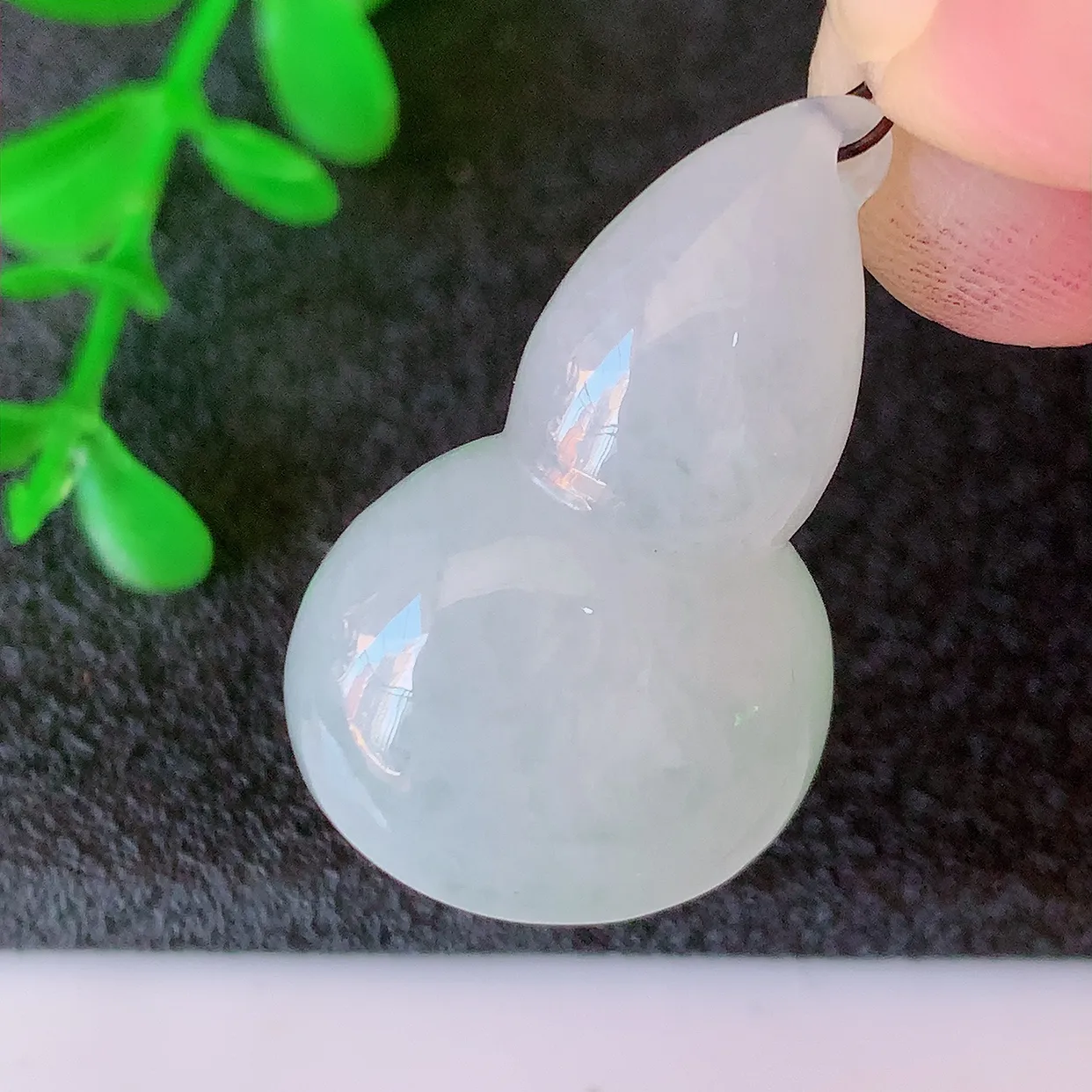 自然光实拍，冰种翡翠飘绿葫芦吊坠，寓意福禄双全，财源滚滚，清新脱俗，佩戴效果优雅迷人！#57.15