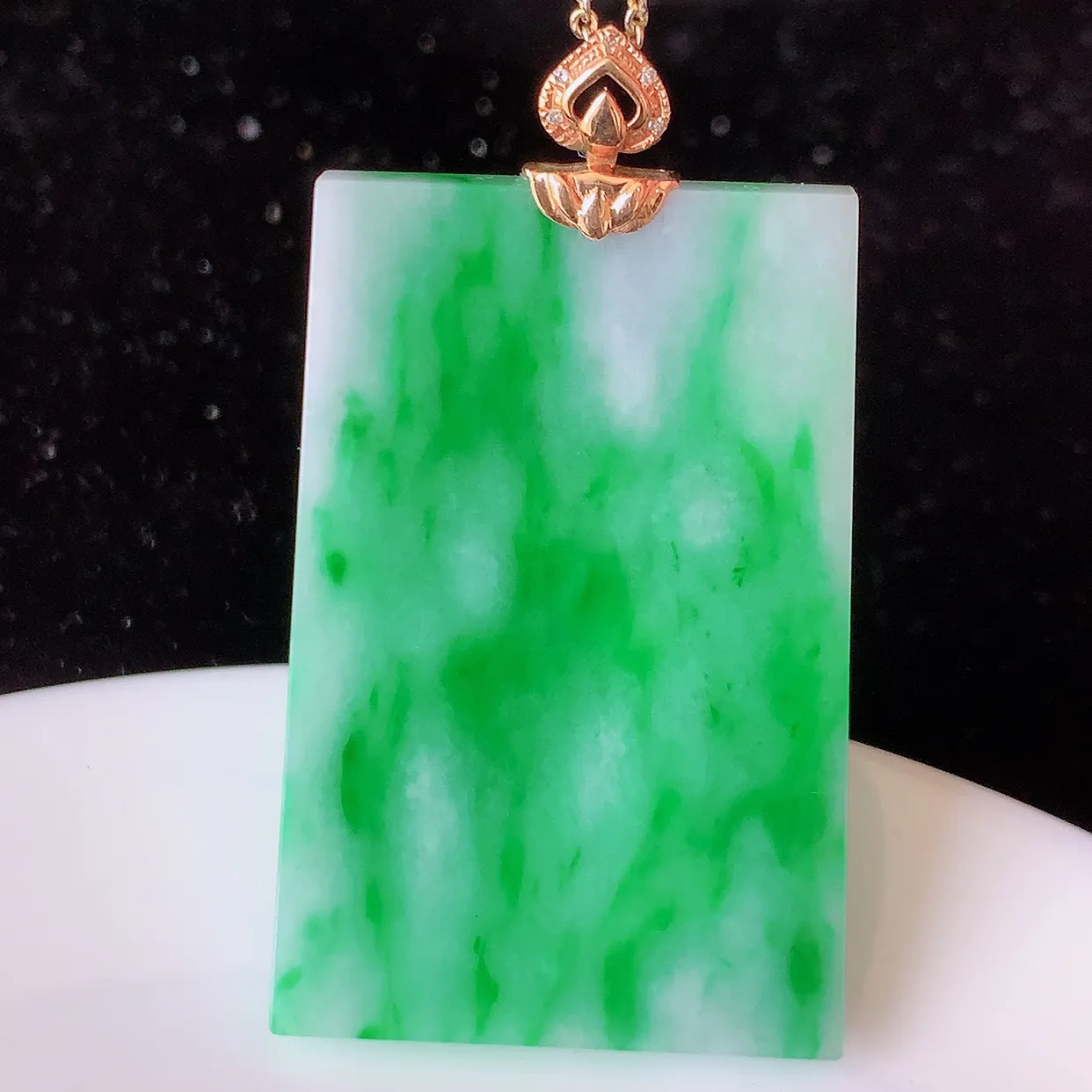 自然光实拍，18K金镶嵌水润飘绿辣绿翡翠平安无事牌吊坠，平平安安，无事牌翠色灵动，佩戴平安时尚！#8