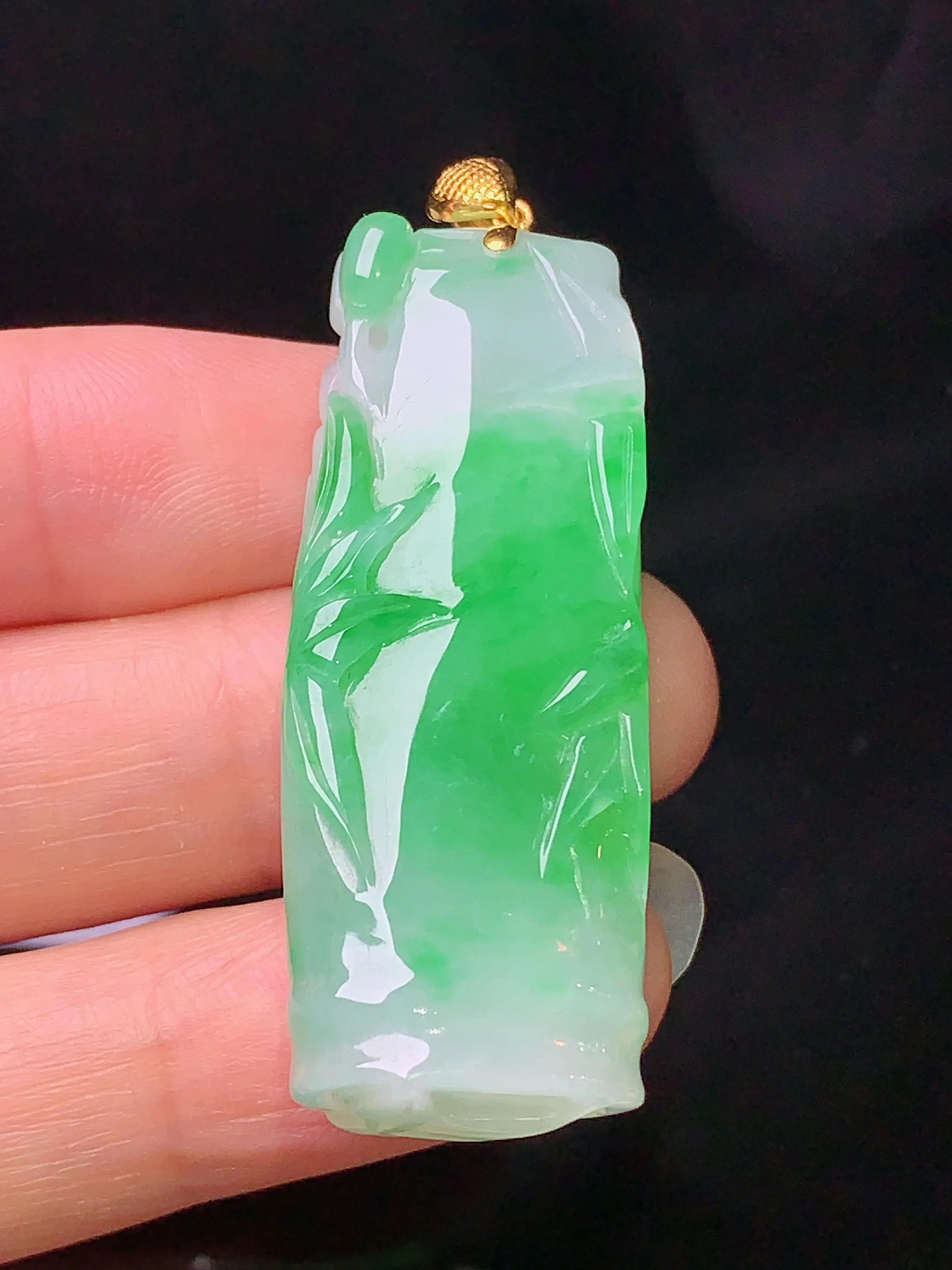 18k金镶嵌飘绿竹吊坠 玉质细腻 色泽清新艳丽 整体尺寸49.8*16.8*9.3