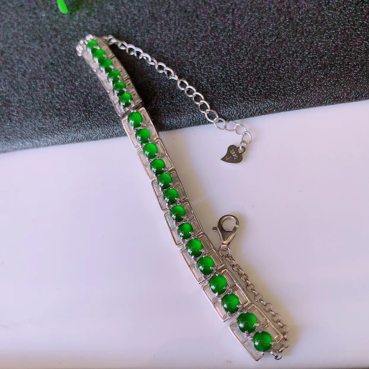 冰透满绿翡翠925银镶嵌手链，自然光实拍，翠色灵动，颜色漂亮，种老水足，品相佳，佩戴佳品！#97.15取一整体8*6.5*4.5裸石3.5*3.5