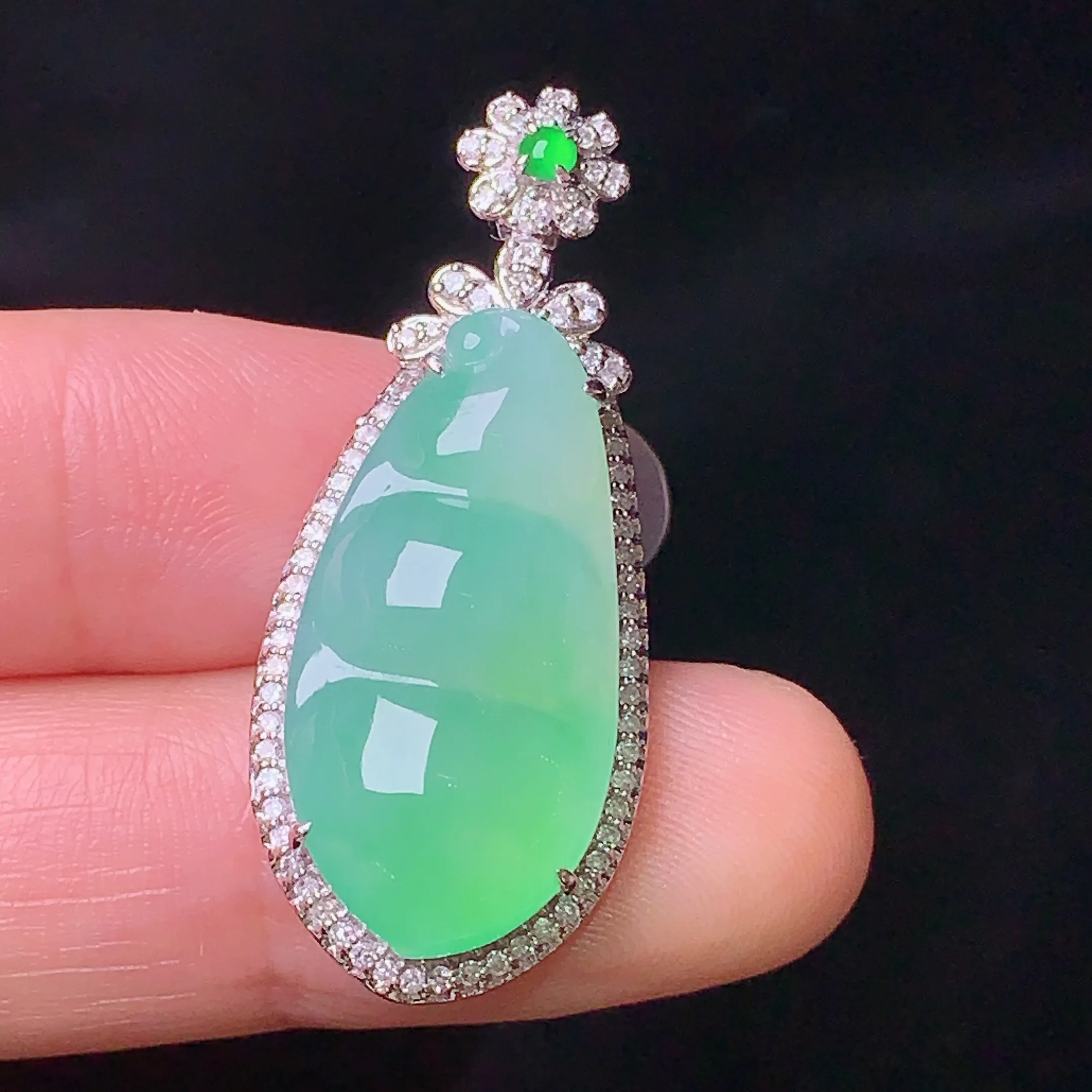 18k金钻镶嵌翠绿四季豆吊坠 玉质细腻 色泽清新艳丽 整体尺寸35.8*15*8.8