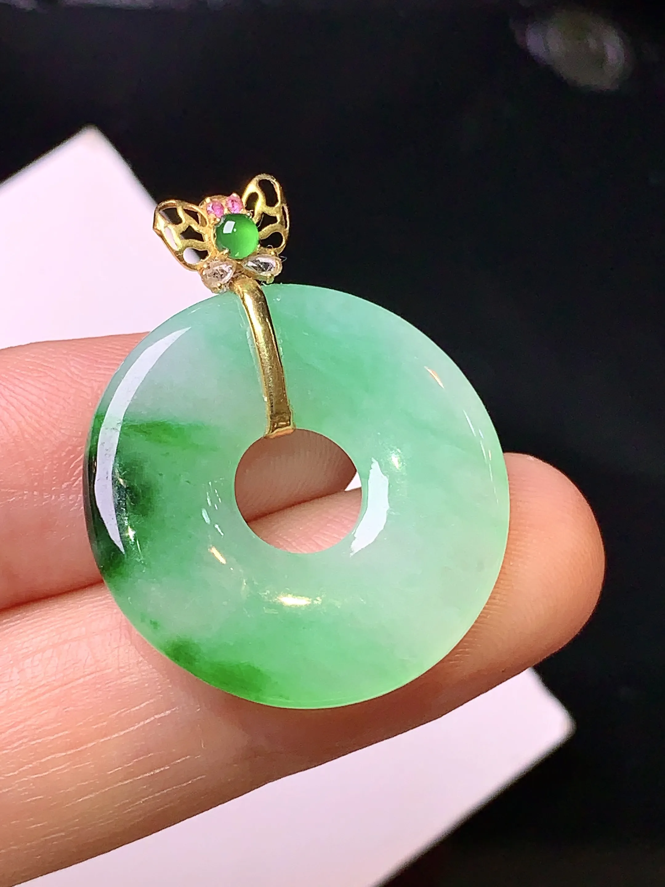 18k金镶嵌飘绿平安环吊坠 玉质细腻 色泽清新艳丽 整体尺寸29.8*23.8*3.5