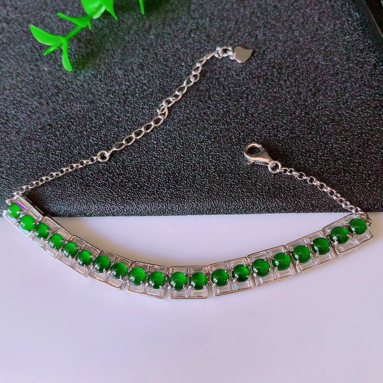 冰透满绿翡翠925银镶嵌手链，自然光实拍，翠色灵动，颜色漂亮，种老水足，品相佳，佩戴佳品！#97.1