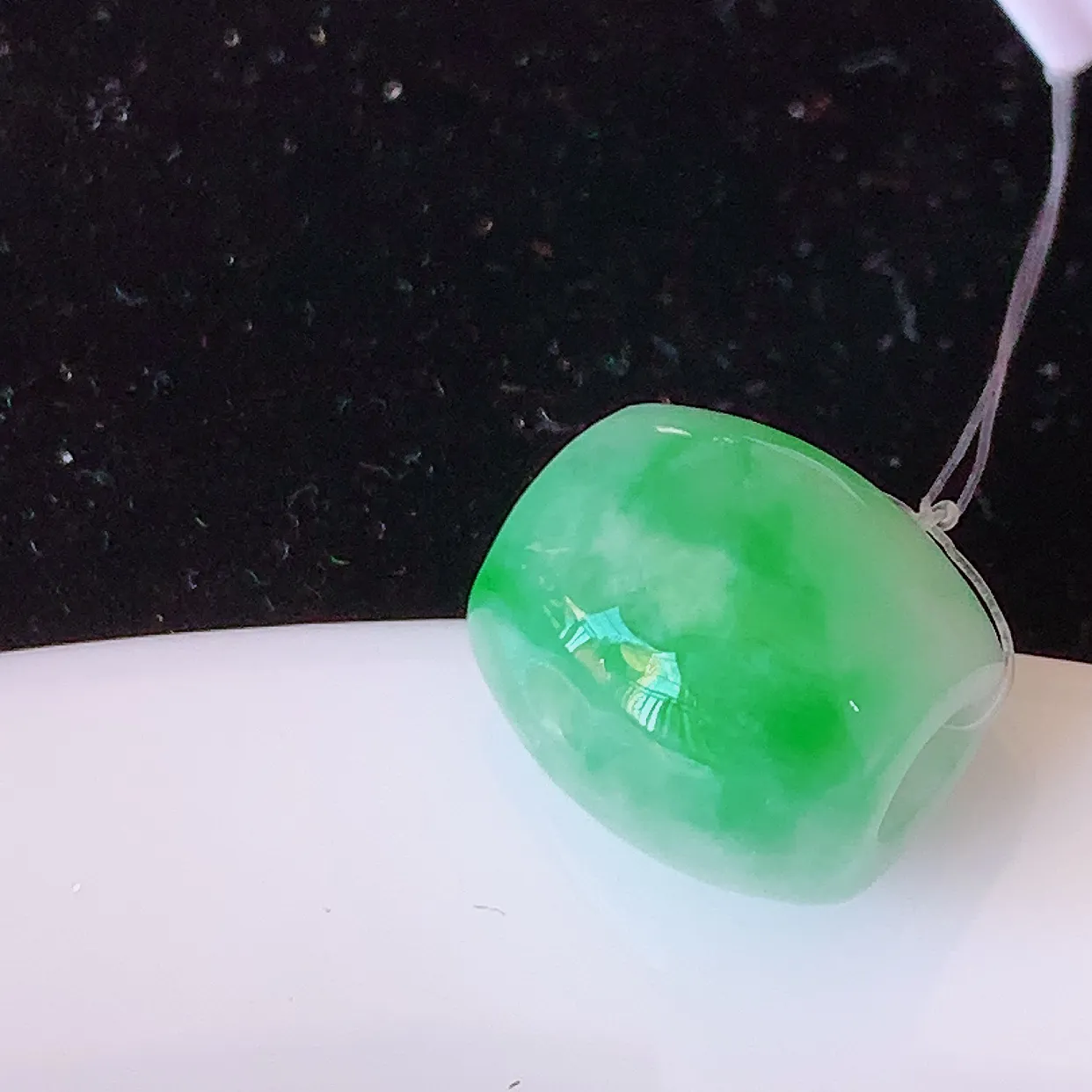 自然光实拍，冰润飘绿翡翠路路通吊坠，寓意时来运转、财源滚滚，款式新颖时尚，日常百搭的款！配图银链#49.15